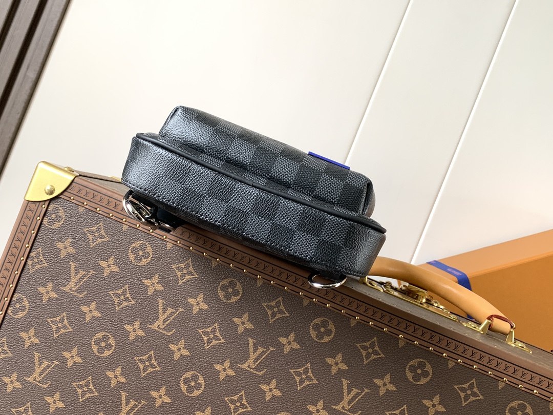 💰480 N00086 顶级原单 变码芯片163c AVENUE 单肩包 Damier Graphite帆布面料的Avenue单肩包是都市生活的完美伴侣：小巧而时髦，展现休闲而不羁的态度。“智能”肩带设计，适合左肩或右肩背携。改善背携舒适度的造型设计；双拉链开合设计，确保贵重物品安放无虞 尺寸20 x 31 x 10cm