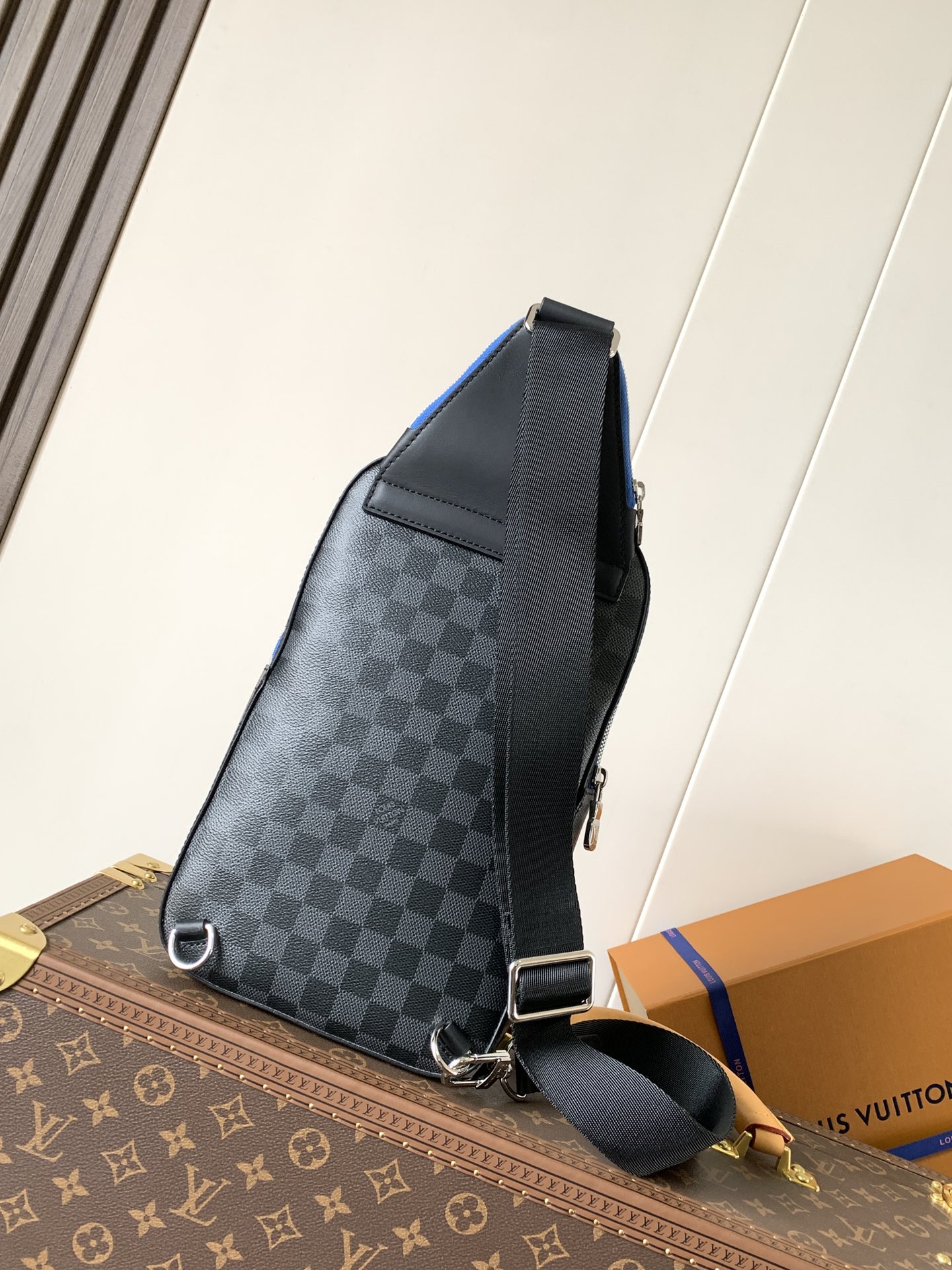 💰480 N00086 顶级原单 变码芯片163c AVENUE 单肩包 Damier Graphite帆布面料的Avenue单肩包是都市生活的完美伴侣：小巧而时髦，展现休闲而不羁的态度。“智能”肩带设计，适合左肩或右肩背携。改善背携舒适度的造型设计；双拉链开合设计，确保贵重物品安放无虞 尺寸20 x 31 x 10cm