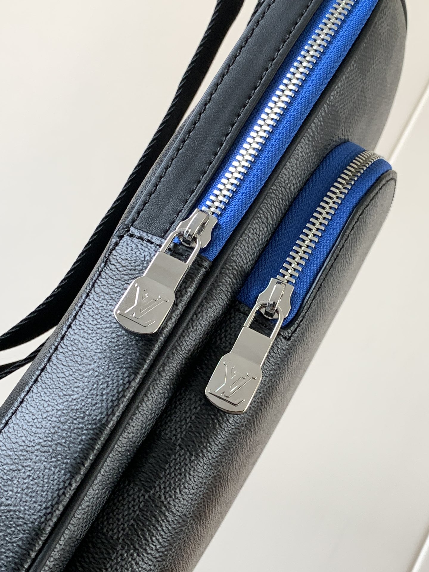 💰480 N00086 顶级原单 变码芯片163c AVENUE 单肩包 Damier Graphite帆布面料的Avenue单肩包是都市生活的完美伴侣：小巧而时髦，展现休闲而不羁的态度。“智能”肩带设计，适合左肩或右肩背携。改善背携舒适度的造型设计；双拉链开合设计，确保贵重物品安放无虞 尺寸20 x 31 x 10cm
