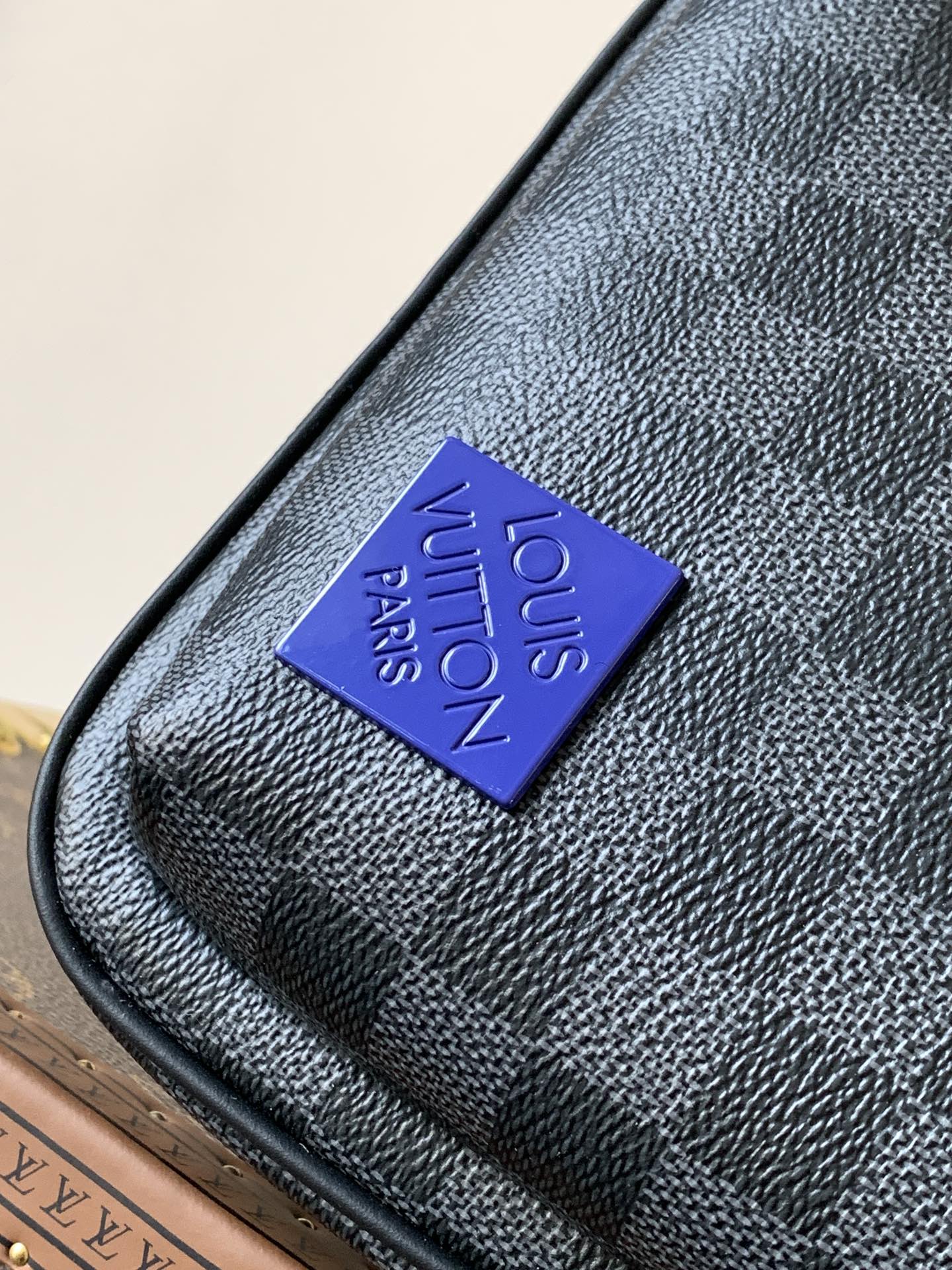 💰480 N00086 顶级原单 变码芯片163c AVENUE 单肩包 Damier Graphite帆布面料的Avenue单肩包是都市生活的完美伴侣：小巧而时髦，展现休闲而不羁的态度。“智能”肩带设计，适合左肩或右肩背携。改善背携舒适度的造型设计；双拉链开合设计，确保贵重物品安放无虞 尺寸20 x 31 x 10cm