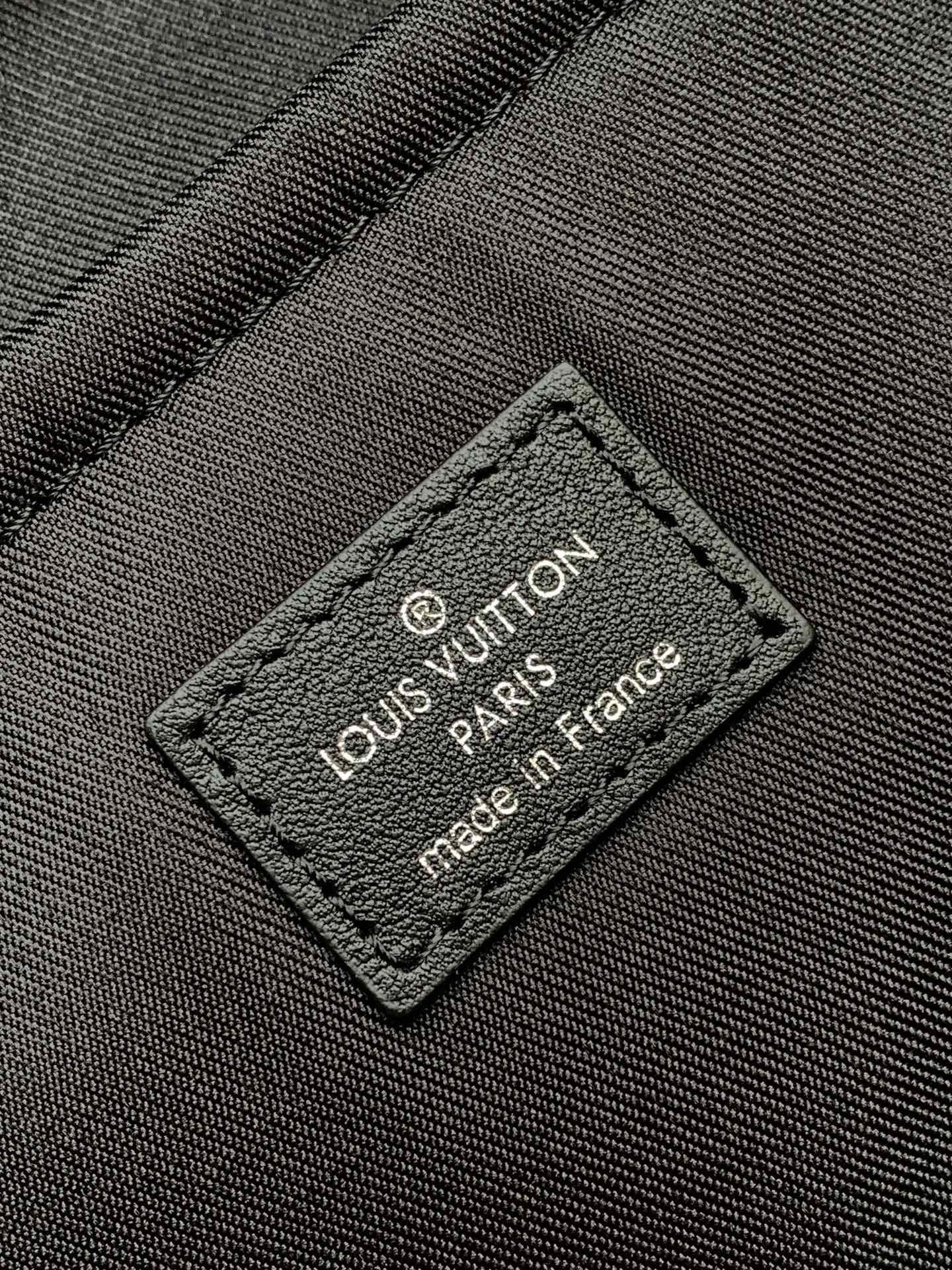 💰550 M14020黑花 顶级原单 变码芯片163c 本款 Discovery Slim 双肩包取材 Monogram Eclipse 涂层帆布，为紧凑构型融入笔记本电脑内袋，以潮流之姿轻松驾驭商务或休闲场合。可调节加衬织物肩带提升舒适背携体验，拉链前袋方便取放常用物品。

尺寸：38 x 13 x 28 厘米