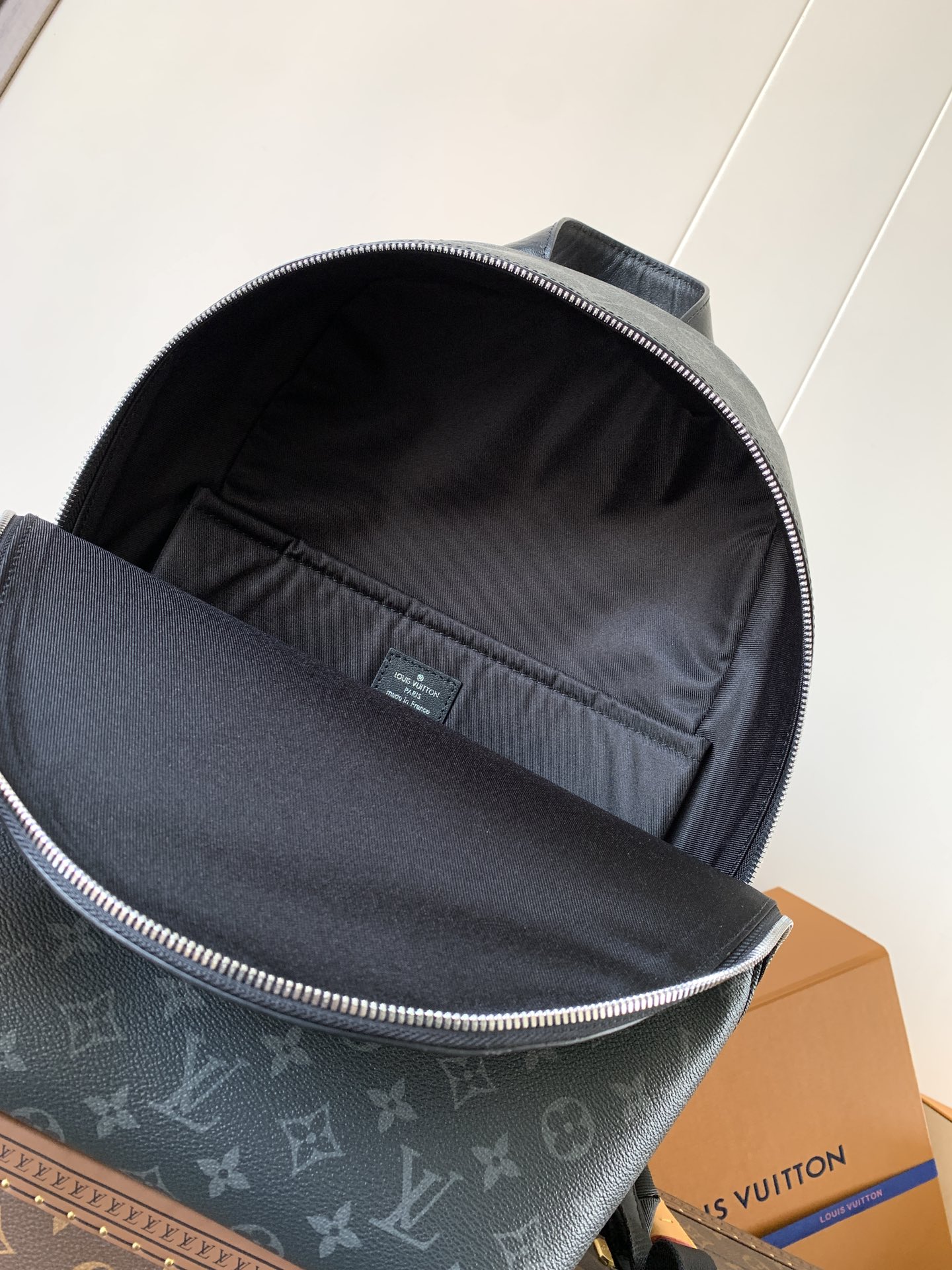 💰550 M14020黑花 顶级原单 变码芯片163c 本款 Discovery Slim 双肩包取材 Monogram Eclipse 涂层帆布，为紧凑构型融入笔记本电脑内袋，以潮流之姿轻松驾驭商务或休闲场合。可调节加衬织物肩带提升舒适背携体验，拉链前袋方便取放常用物品。

尺寸：38 x 13 x 28 厘米