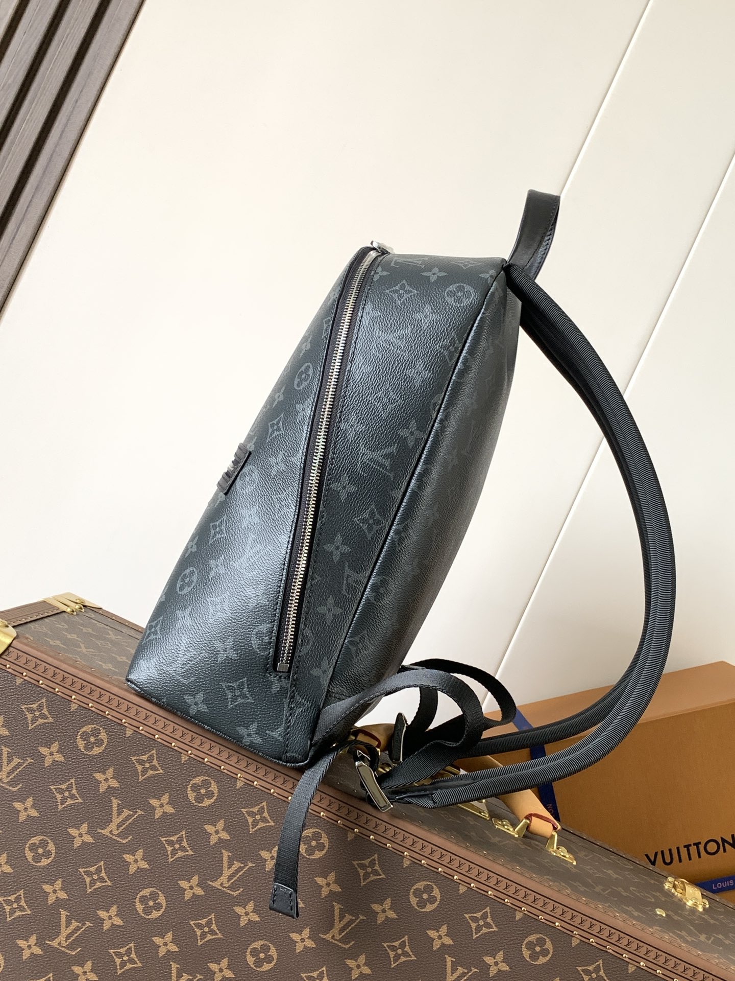 💰550 M14020黑花 顶级原单 变码芯片163c 本款 Discovery Slim 双肩包取材 Monogram Eclipse 涂层帆布，为紧凑构型融入笔记本电脑内袋，以潮流之姿轻松驾驭商务或休闲场合。可调节加衬织物肩带提升舒适背携体验，拉链前袋方便取放常用物品。

尺寸：38 x 13 x 28 厘米