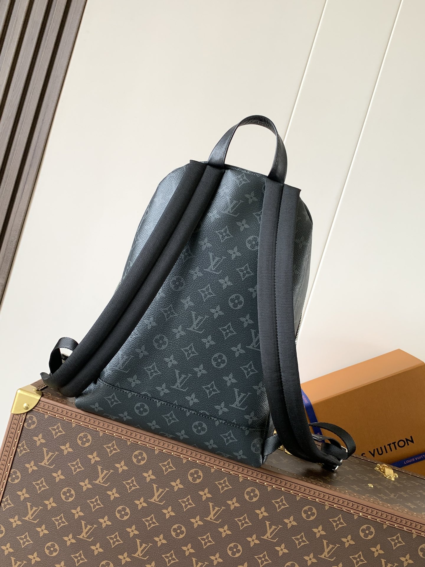 💰550 M14020黑花 顶级原单 变码芯片163c 本款 Discovery Slim 双肩包取材 Monogram Eclipse 涂层帆布，为紧凑构型融入笔记本电脑内袋，以潮流之姿轻松驾驭商务或休闲场合。可调节加衬织物肩带提升舒适背携体验，拉链前袋方便取放常用物品。

尺寸：38 x 13 x 28 厘米