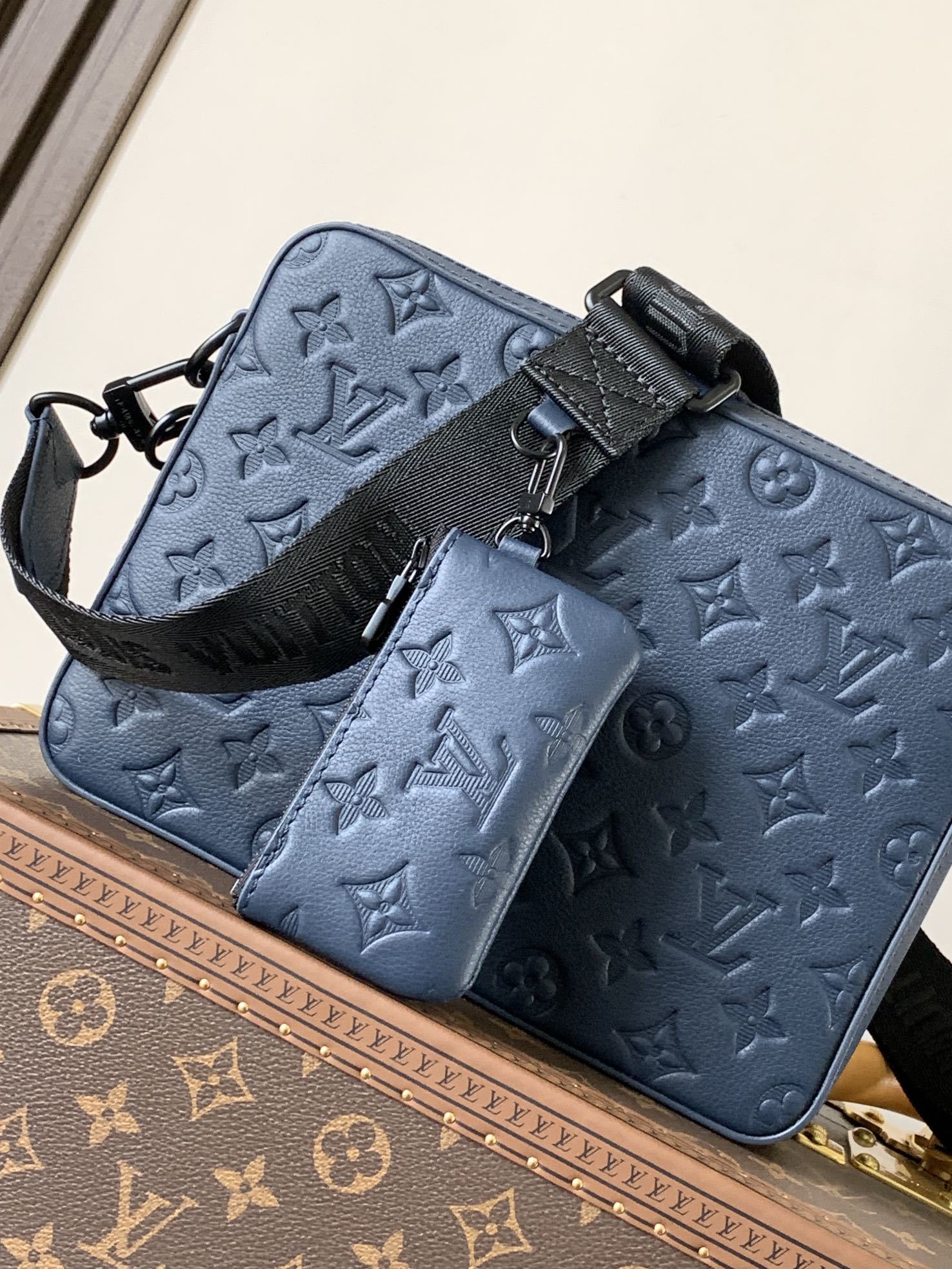 M14785深蓝 全皮压花 顶级原单 变码芯片163c 男包三件套 Trio m46602邮差包 取材柔