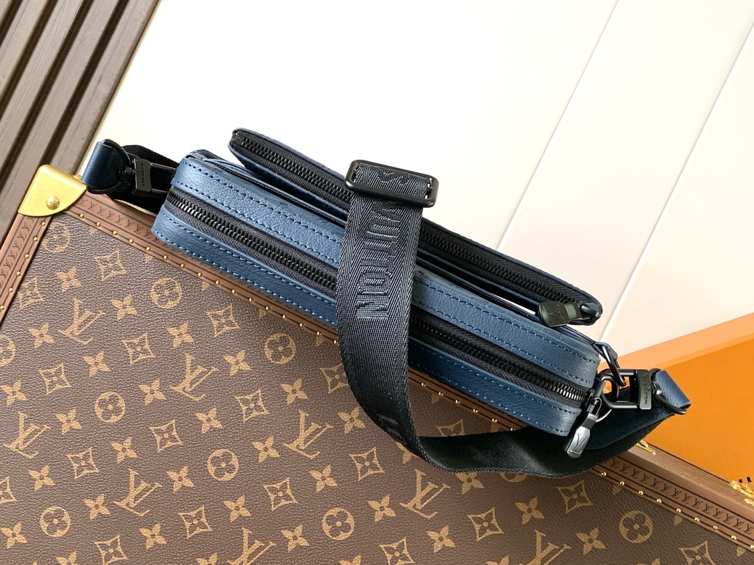 M14785深蓝 全皮压花 顶级原单 变码芯片163c 男包三件套 Trio m46602邮差包 取材柔