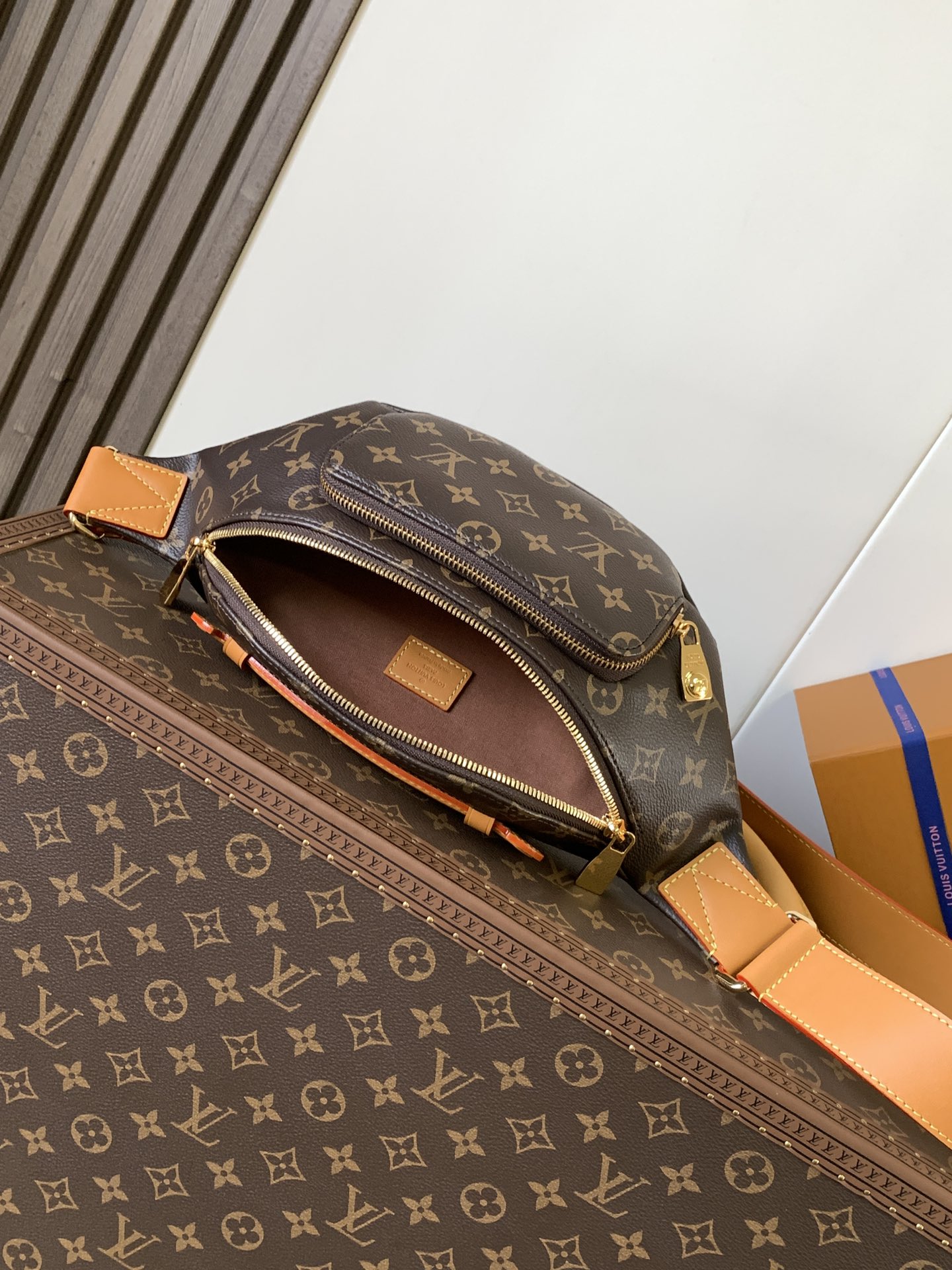Louis Vuitton M14019 变码芯片163c 本款Rush腰包取材柔软Monogram帆布