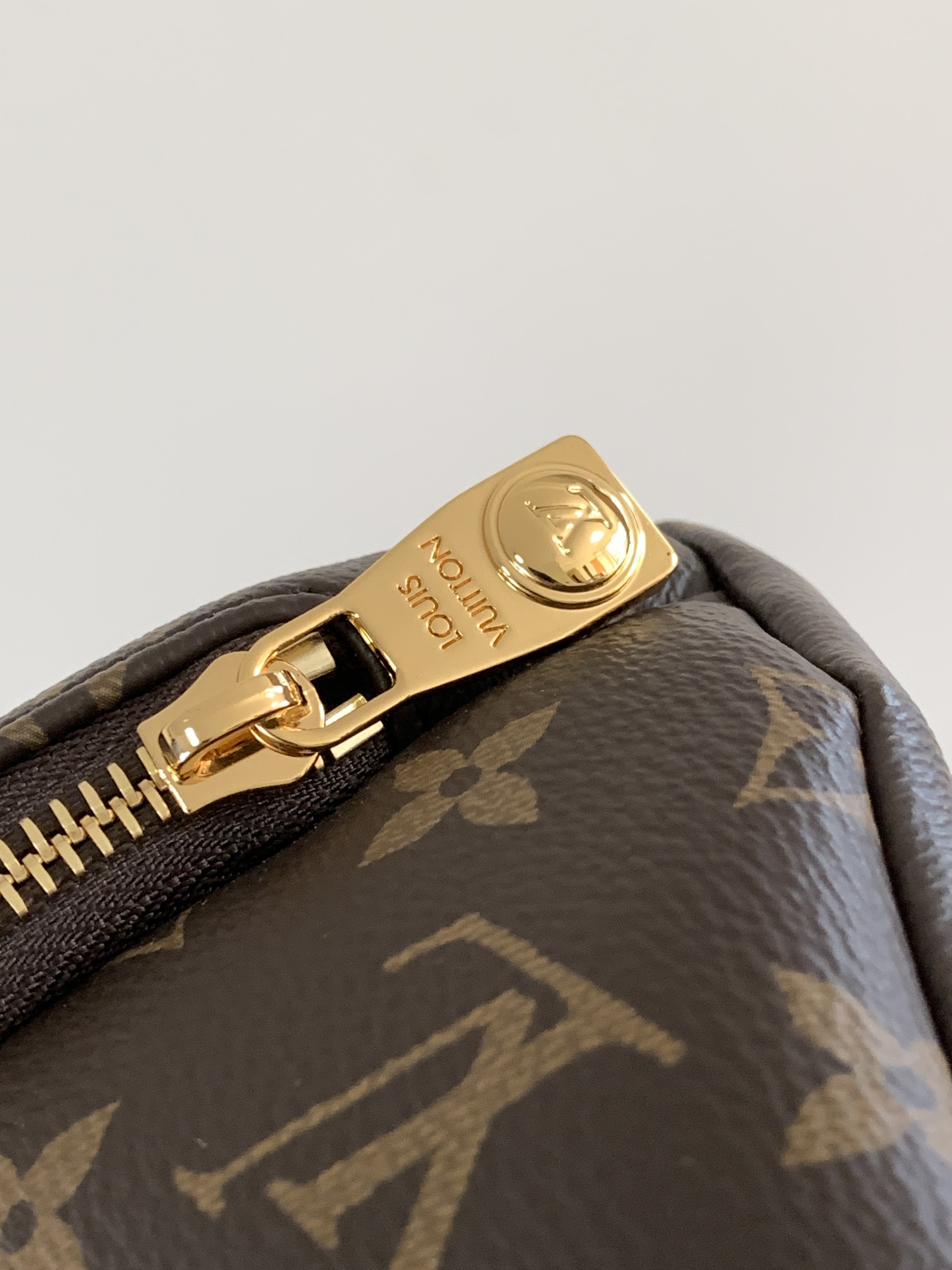 Louis Vuitton M14019 变码芯片163c 本款Rush腰包取材柔软Monogram帆布