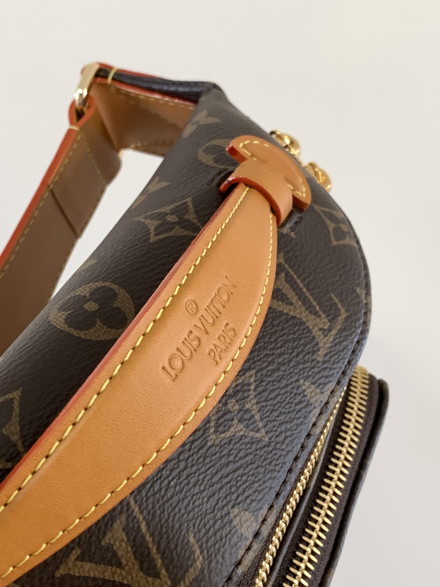Louis Vuitton M14019 变码芯片163c 本款Rush腰包取材柔软Monogram帆布