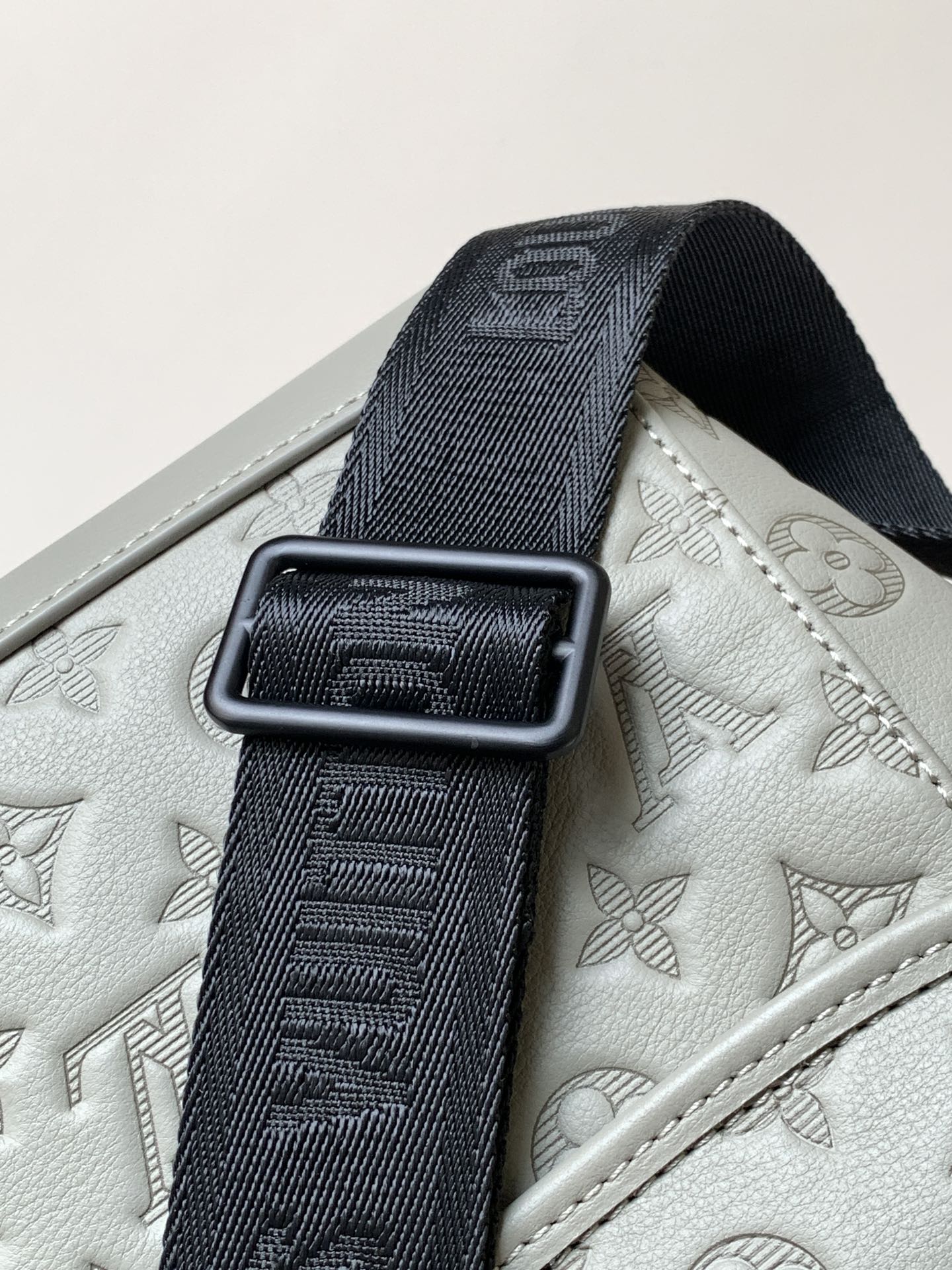Louis Vuitton M14912灰丝印 变码芯片163C