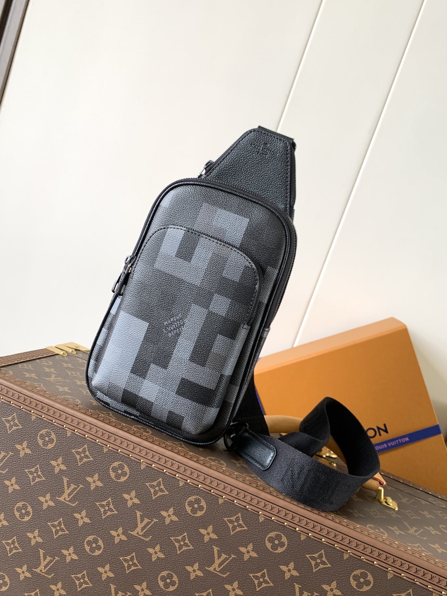 M14953 顶级原单 变码芯片163C 本款胸包系列 AVENUE 单肩包取材 Pharrell Wi