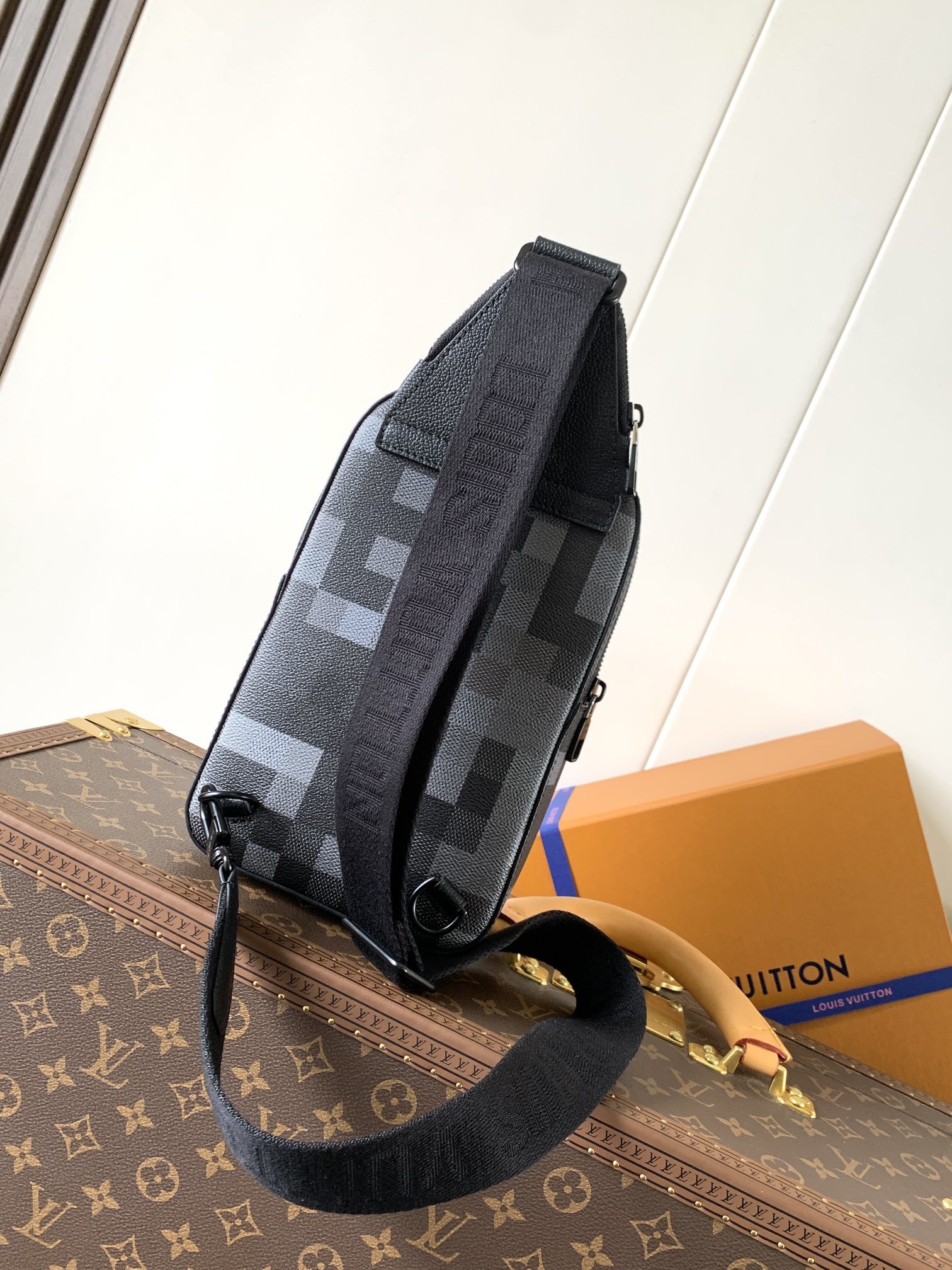 M14953 顶级原单 变码芯片163C 本款胸包系列 AVENUE 单肩包取材 Pharrell Wi