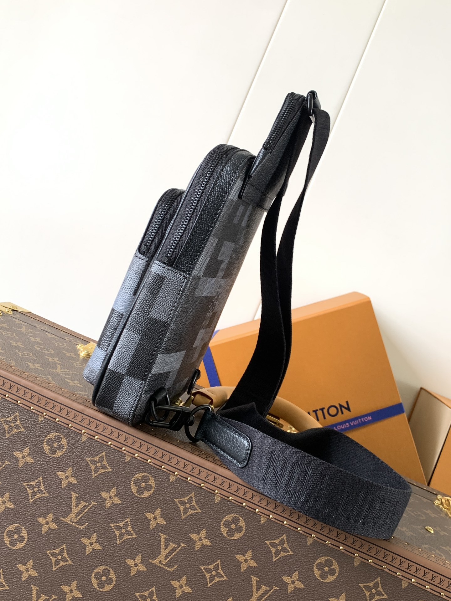 M14953 顶级原单 变码芯片163C 本款胸包系列 AVENUE 单肩包取材 Pharrell Wi
