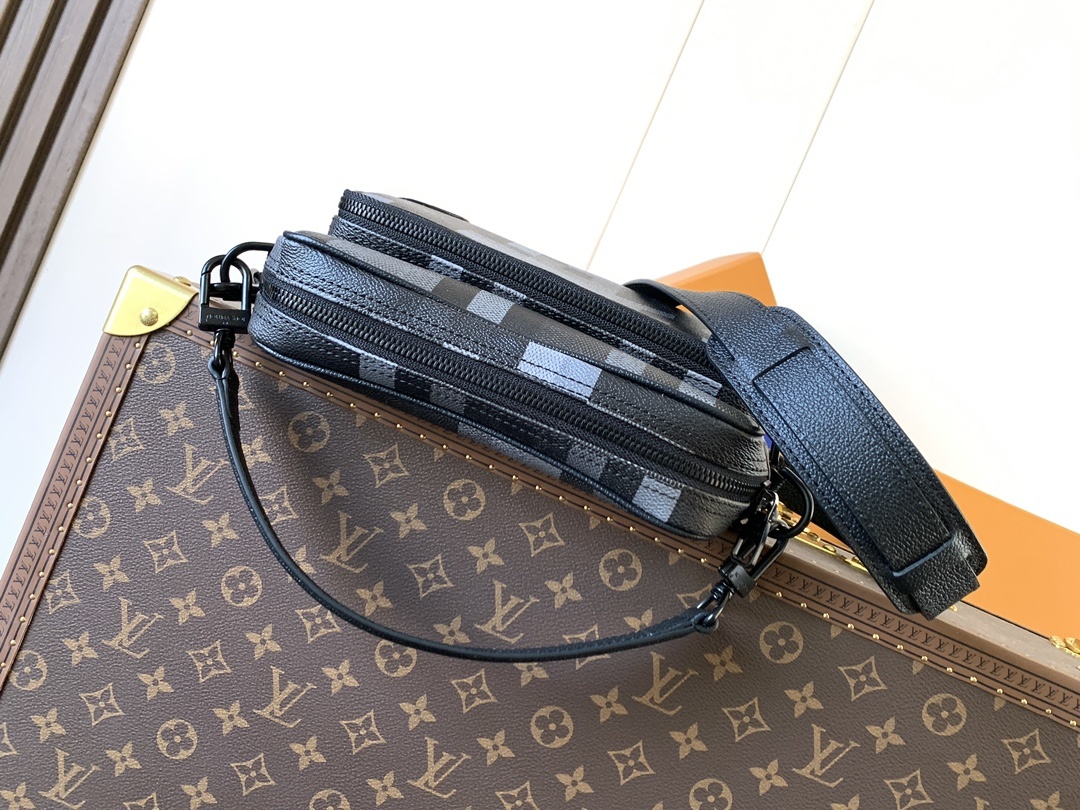 M14988 顶级原单 变码芯片163C 本款 Nil 邮差包取材 Pharrell Williams