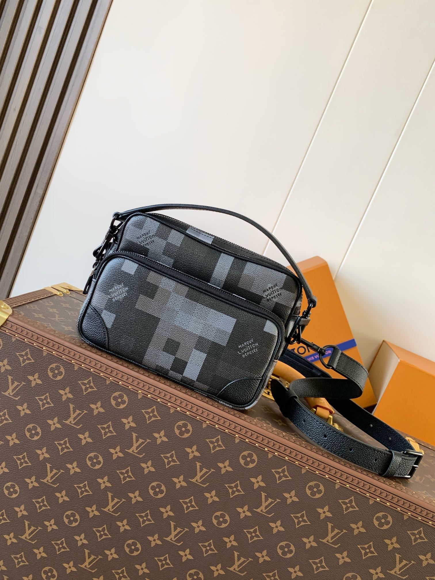 M14988 顶级原单 变码芯片163C 本款 Nil 邮差包取材 Pharrell Williams