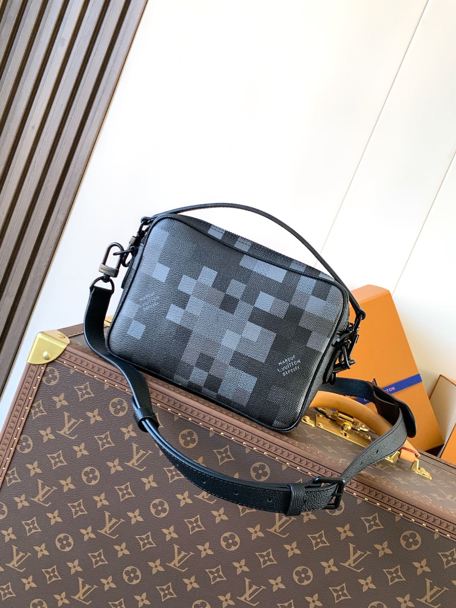 M14988 顶级原单 变码芯片163C 本款 Nil 邮差包取材 Pharrell Williams