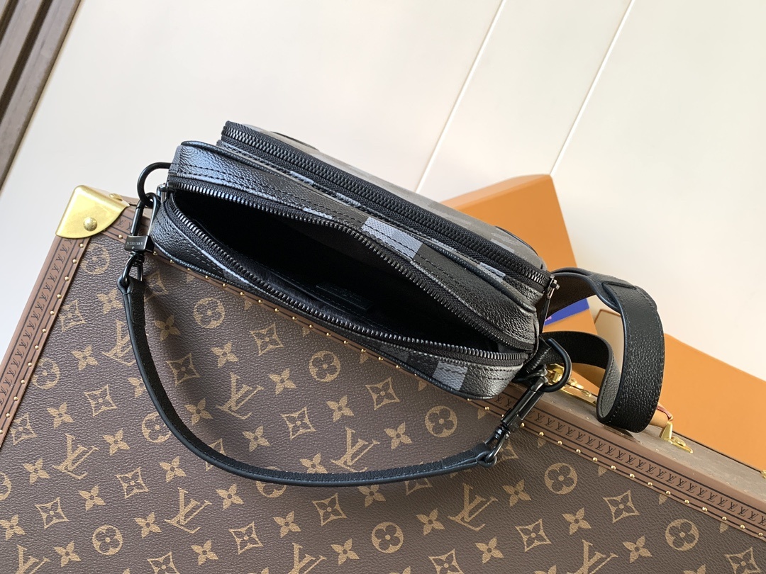 M14988 顶级原单 变码芯片163C 本款 Nil 邮差包取材 Pharrell Williams