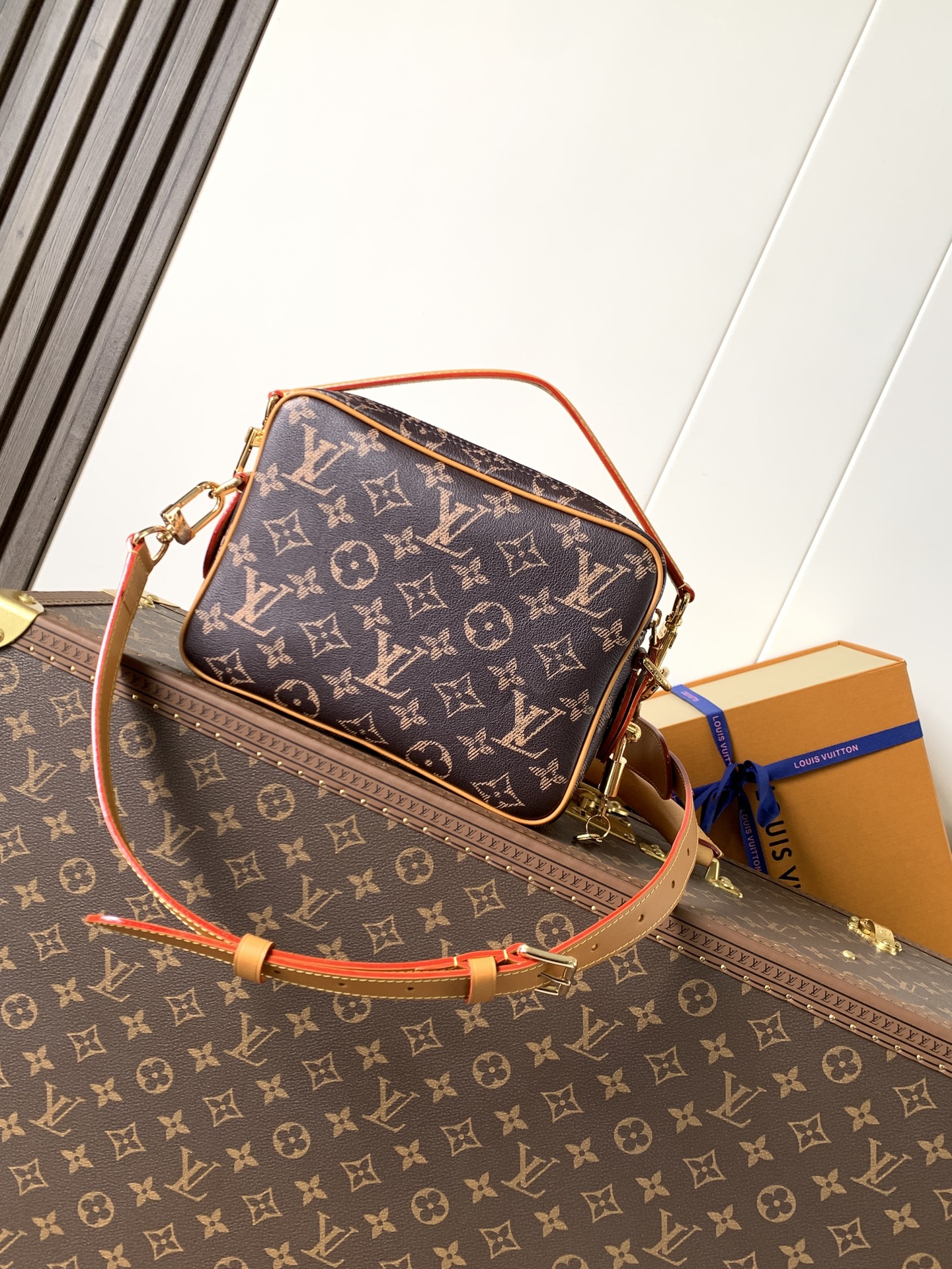 Louis Vuitton M14025全皮 变码芯片163C Nil 手袋 小巧 属于 Monogram Archive 系列