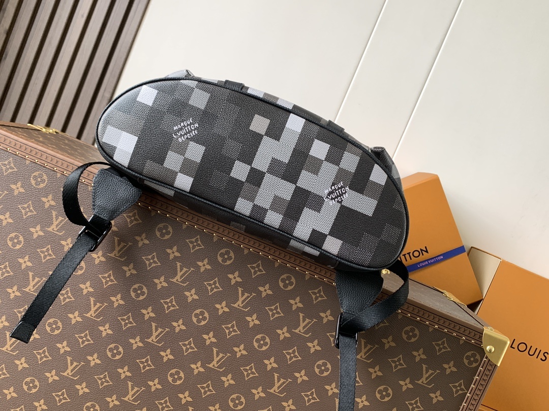 M14952 顶级原单 变码芯片163C 本款 Christopher 中号双肩包选用 Damoflag