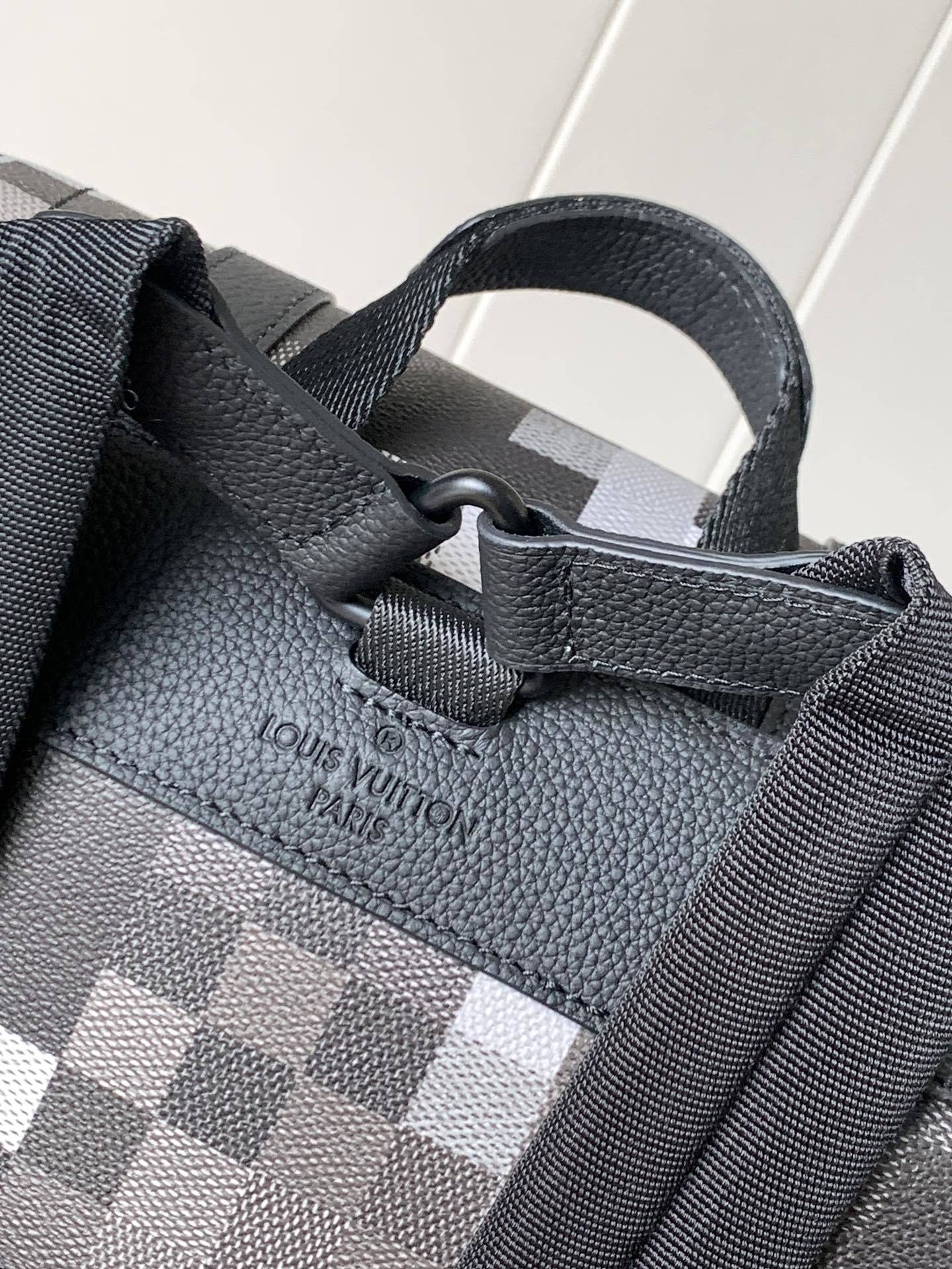 M14952 顶级原单 变码芯片163C 本款 Christopher 中号双肩包选用 Damoflag
