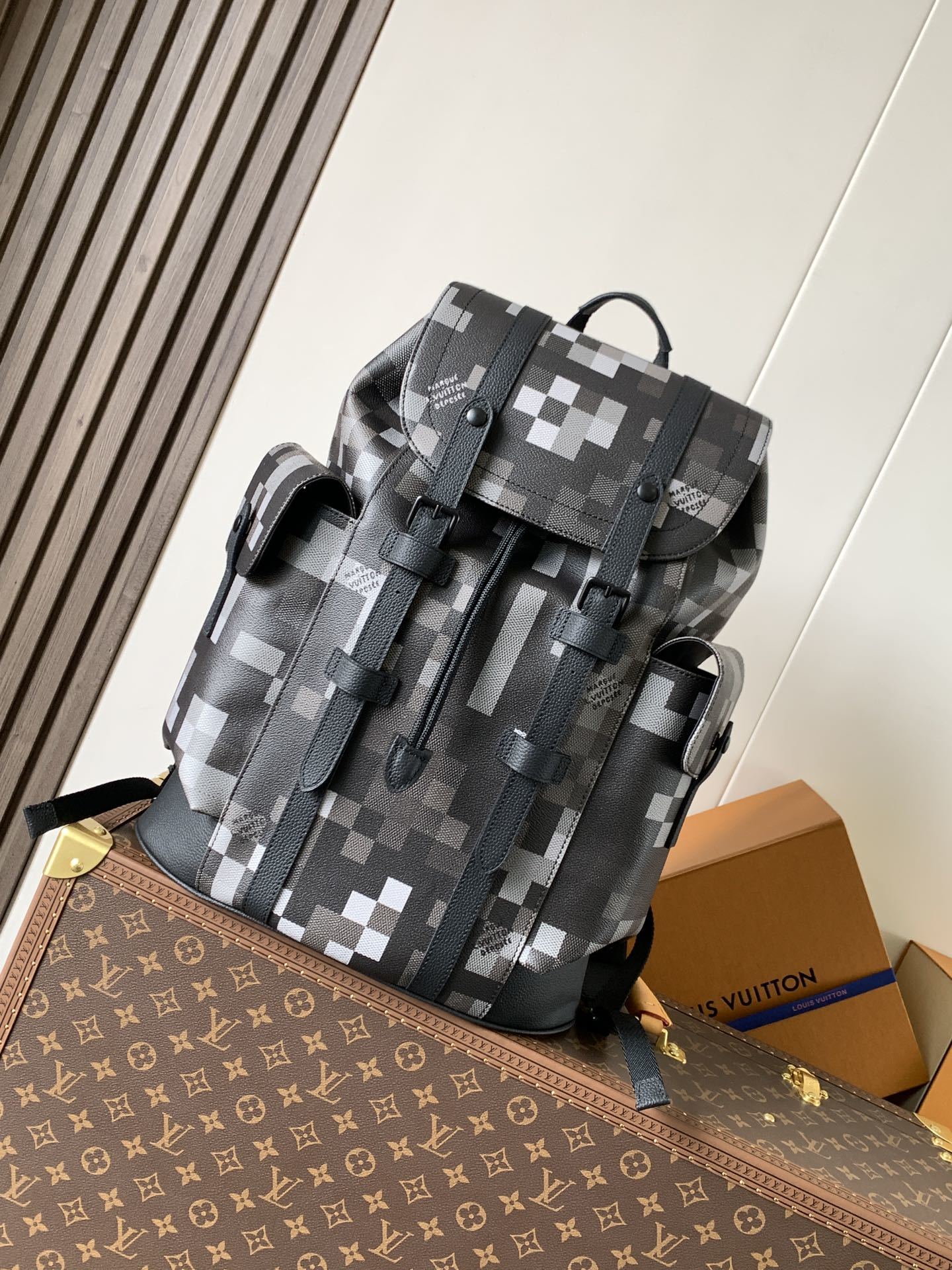 M14952 顶级原单 变码芯片163C 本款 Christopher 中号双肩包选用 Damoflag
