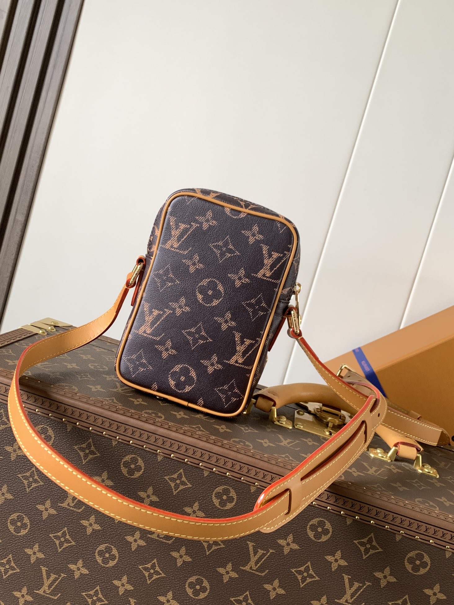 M14024全皮 顶级原单 变码芯片163C  在其最新系列中，Pharrell Williams 重塑了 80 年代的