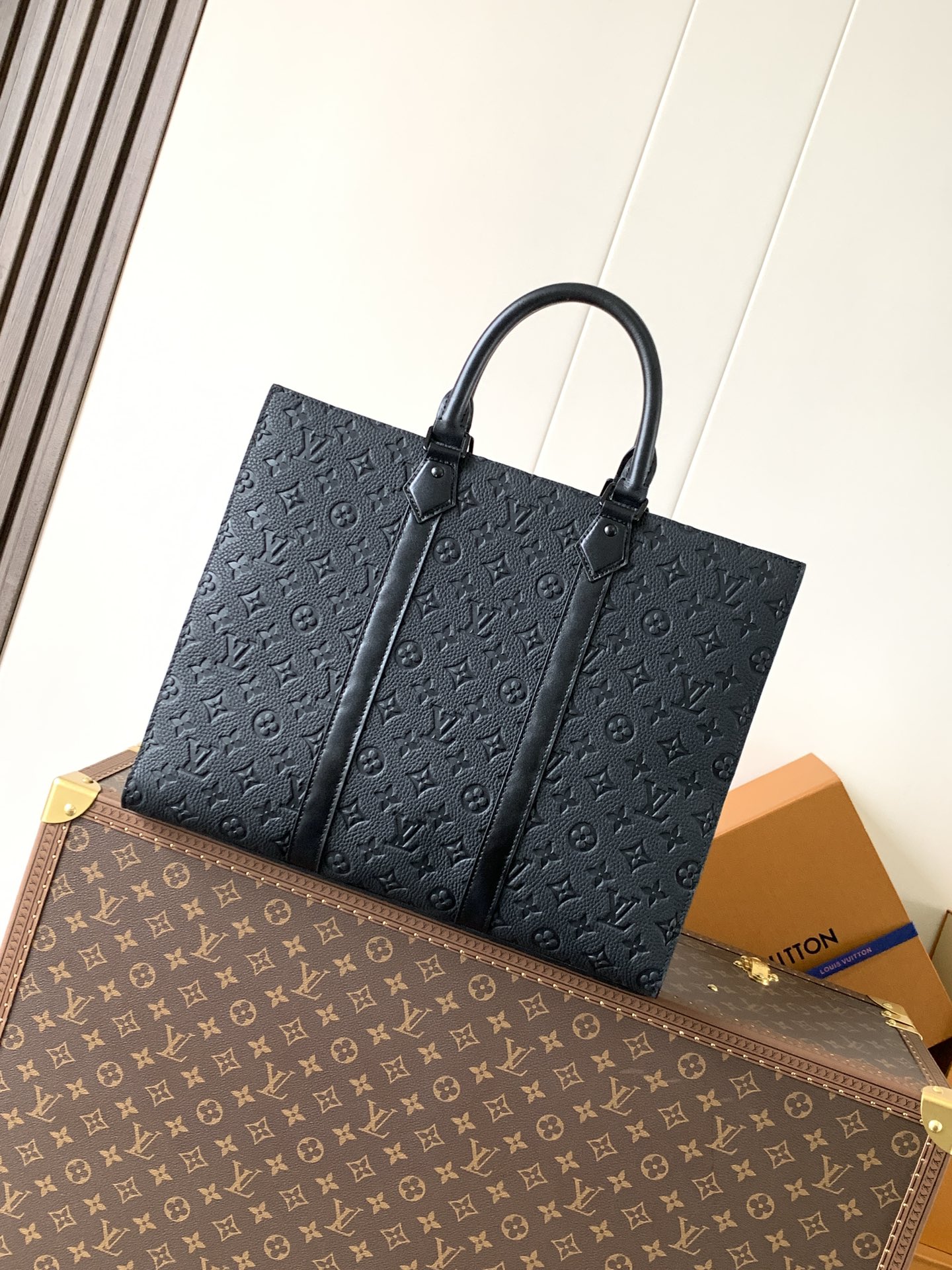 💰700 M24786黑压 顶级原单 变码芯片163C 本款 Sac Plat 24H 手袋拥有 Monogram Eclipse 涂层帆布的儒雅风范，以侧带、手柄固定件和可拆卸名牌彰显经典格调。充裕空间囊括拉链口袋和贴袋，其一可容纳笔记本电脑，长短手柄实现肩背和手提体验。
41 x 33 x 14 厘米
(长度 x 高 x 宽)