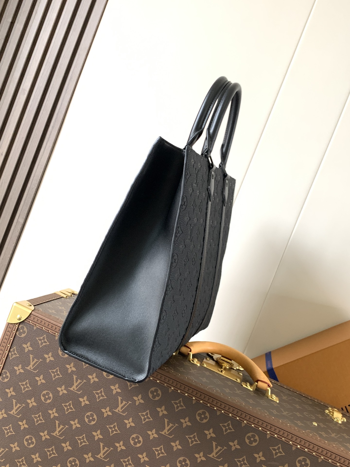 💰700 M24786黑压 顶级原单 变码芯片163C 本款 Sac Plat 24H 手袋拥有 Monogram Eclipse 涂层帆布的儒雅风范，以侧带、手柄固定件和可拆卸名牌彰显经典格调。充裕空间囊括拉链口袋和贴袋，其一可容纳笔记本电脑，长短手柄实现肩背和手提体验。
41 x 33 x 14 厘米
(长度 x 高 x 宽)
