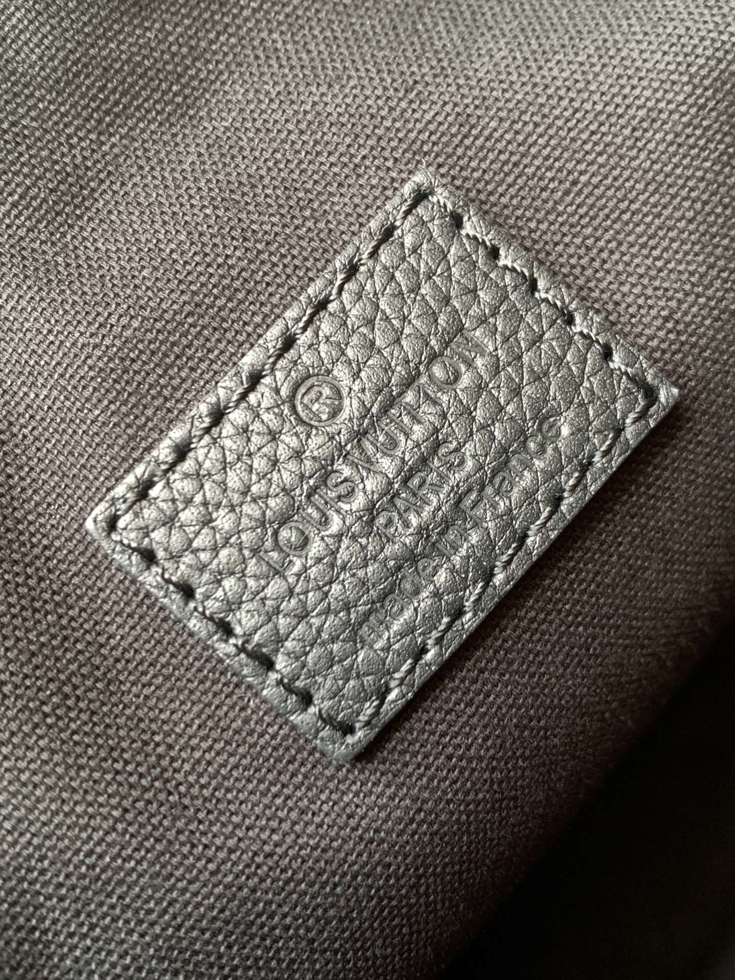 M13938 顶级原单 变码芯片 经典帆布搭配宽肩带,两侧磁扣双袋,老花双袋布面其可调节宽肩带,为前卫设