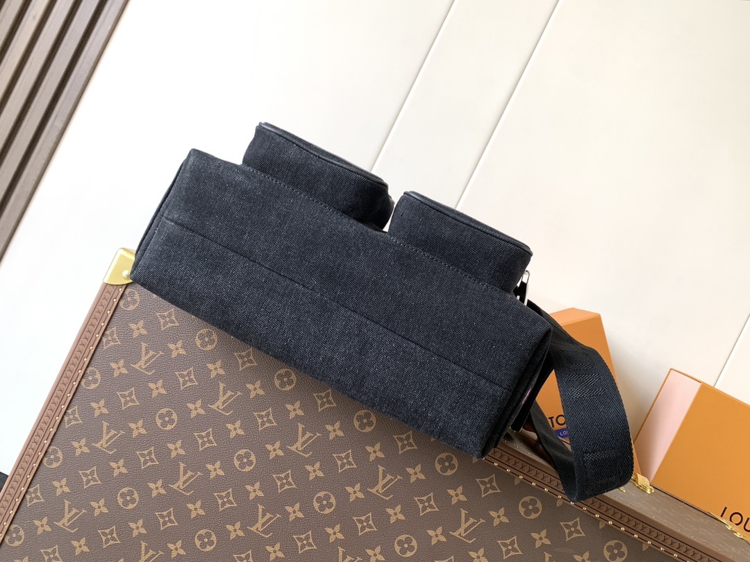 M13938 顶级原单 变码芯片 经典帆布搭配宽肩带,两侧磁扣双袋,老花双袋布面其可调节宽肩带,为前卫设