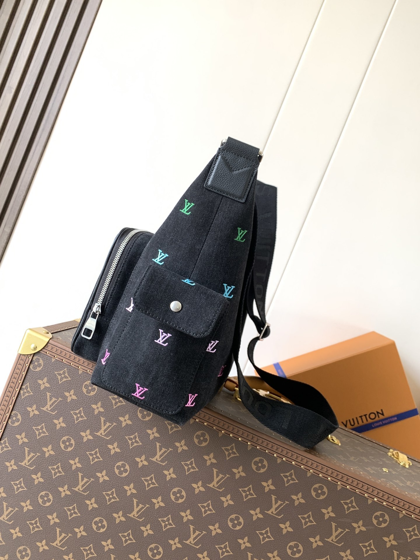 M13938 顶级原单 变码芯片 经典帆布搭配宽肩带,两侧磁扣双袋,老花双袋布面其可调节宽肩带,为前卫设