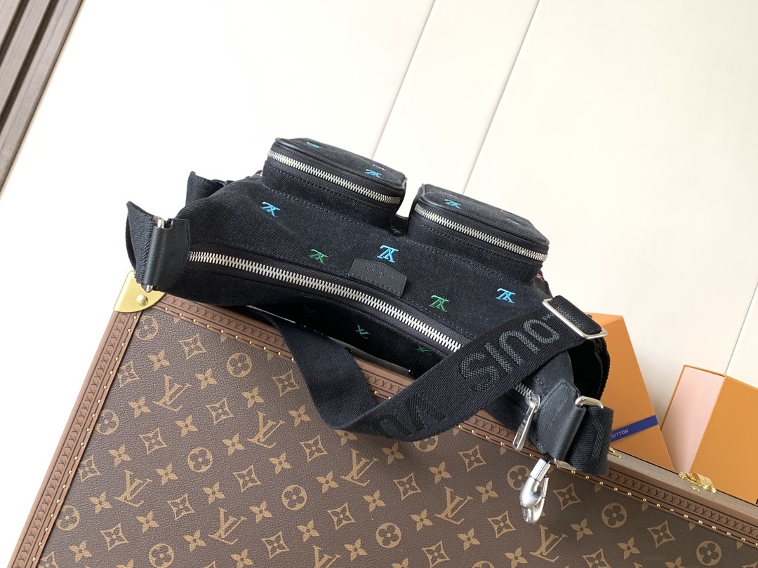 M13938 顶级原单 变码芯片 经典帆布搭配宽肩带,两侧磁扣双袋,老花双袋布面其可调节宽肩带,为前卫设