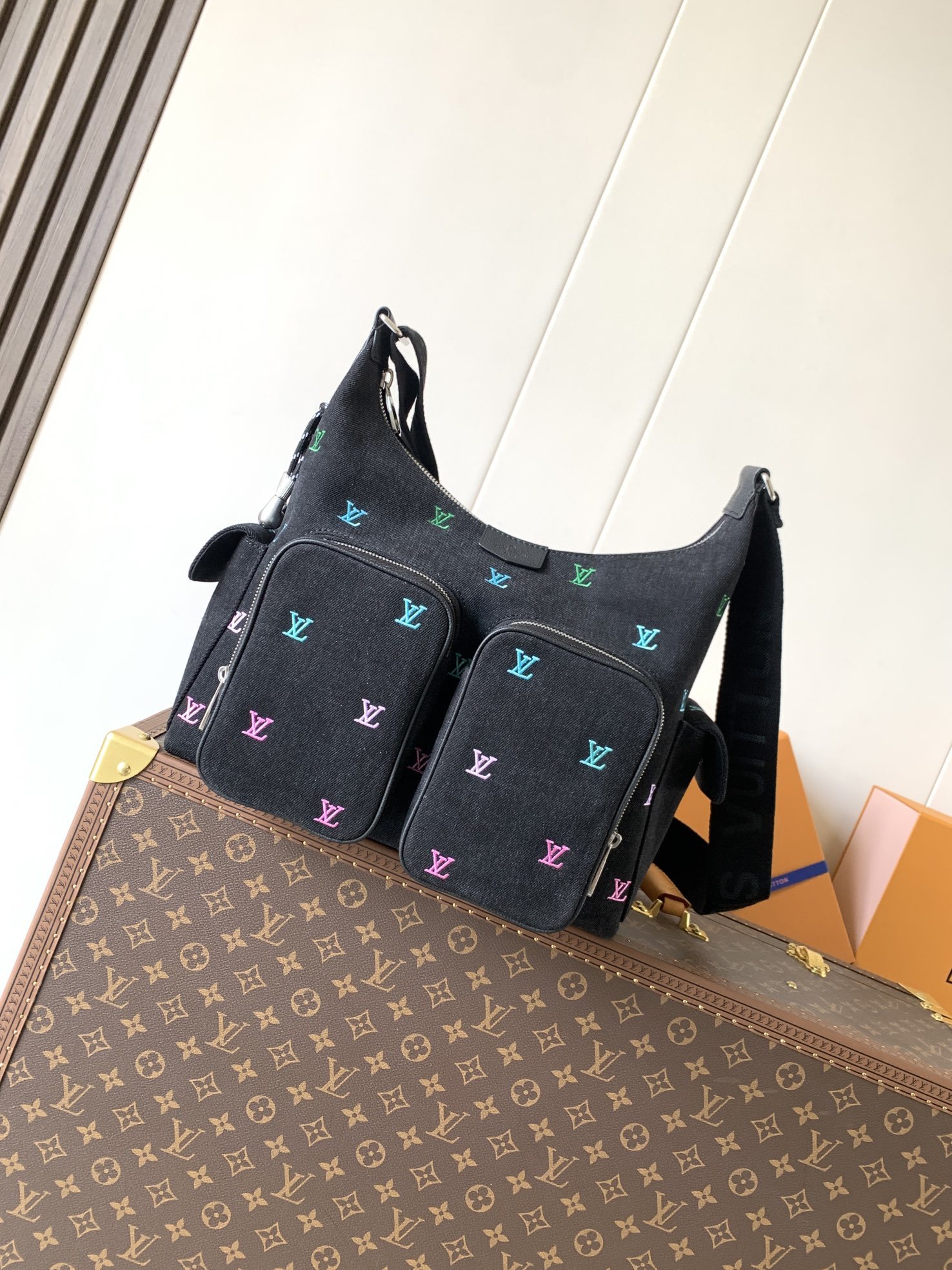 M13938 顶级原单 变码芯片 经典帆布搭配宽肩带,两侧磁扣双袋,老花双袋布面其可调节宽肩带,为前卫设