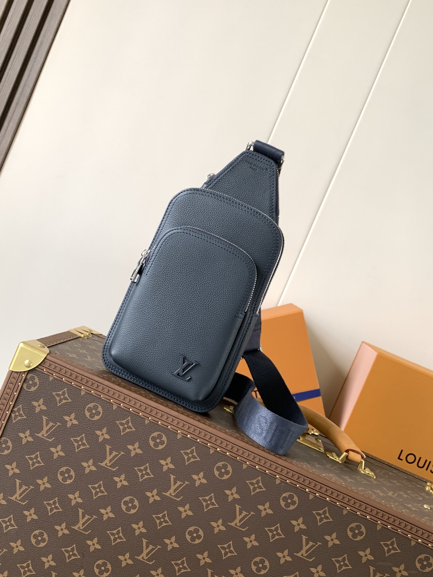 M15269蓝色 顶级原单 变码芯片163C 兼具优异耐久性和柔韧性的皮革“Avenue Sling B