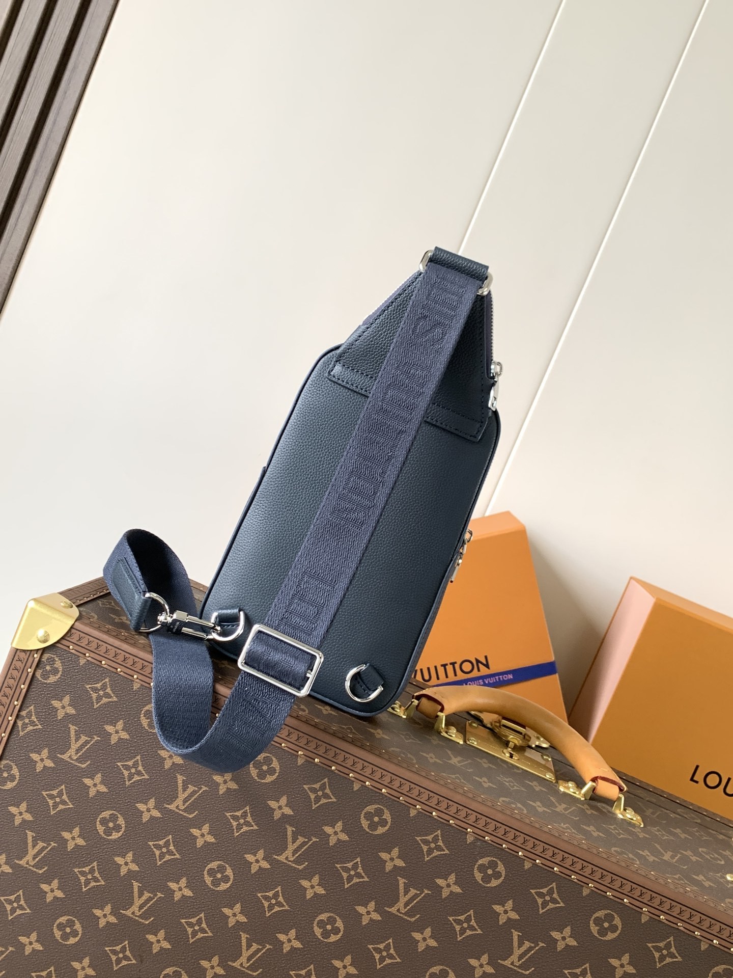 M15269蓝色 顶级原单 变码芯片163C 兼具优异耐久性和柔韧性的皮革“Avenue Sling B
