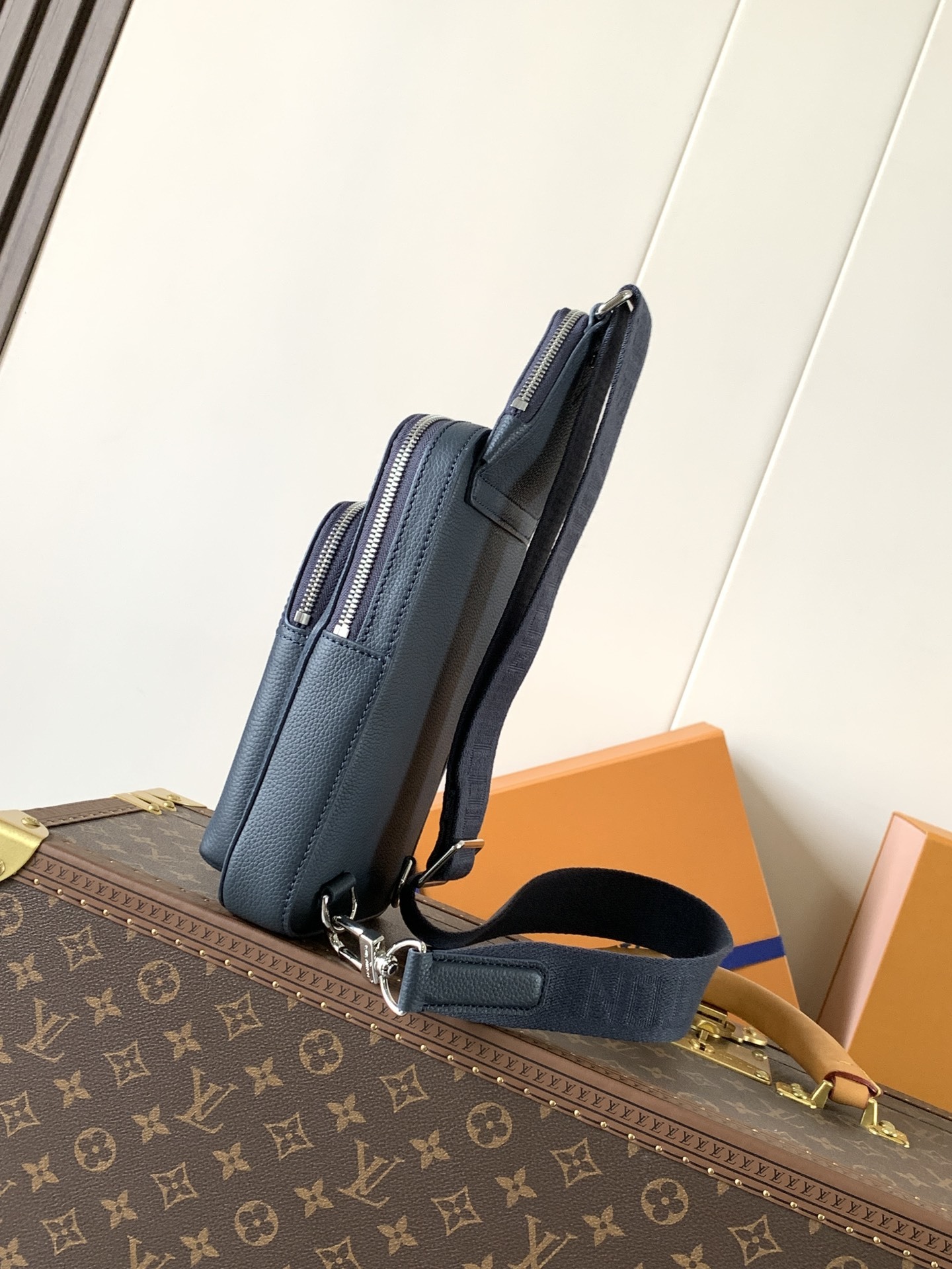 M15269蓝色 顶级原单 变码芯片163C 兼具优异耐久性和柔韧性的皮革“Avenue Sling B