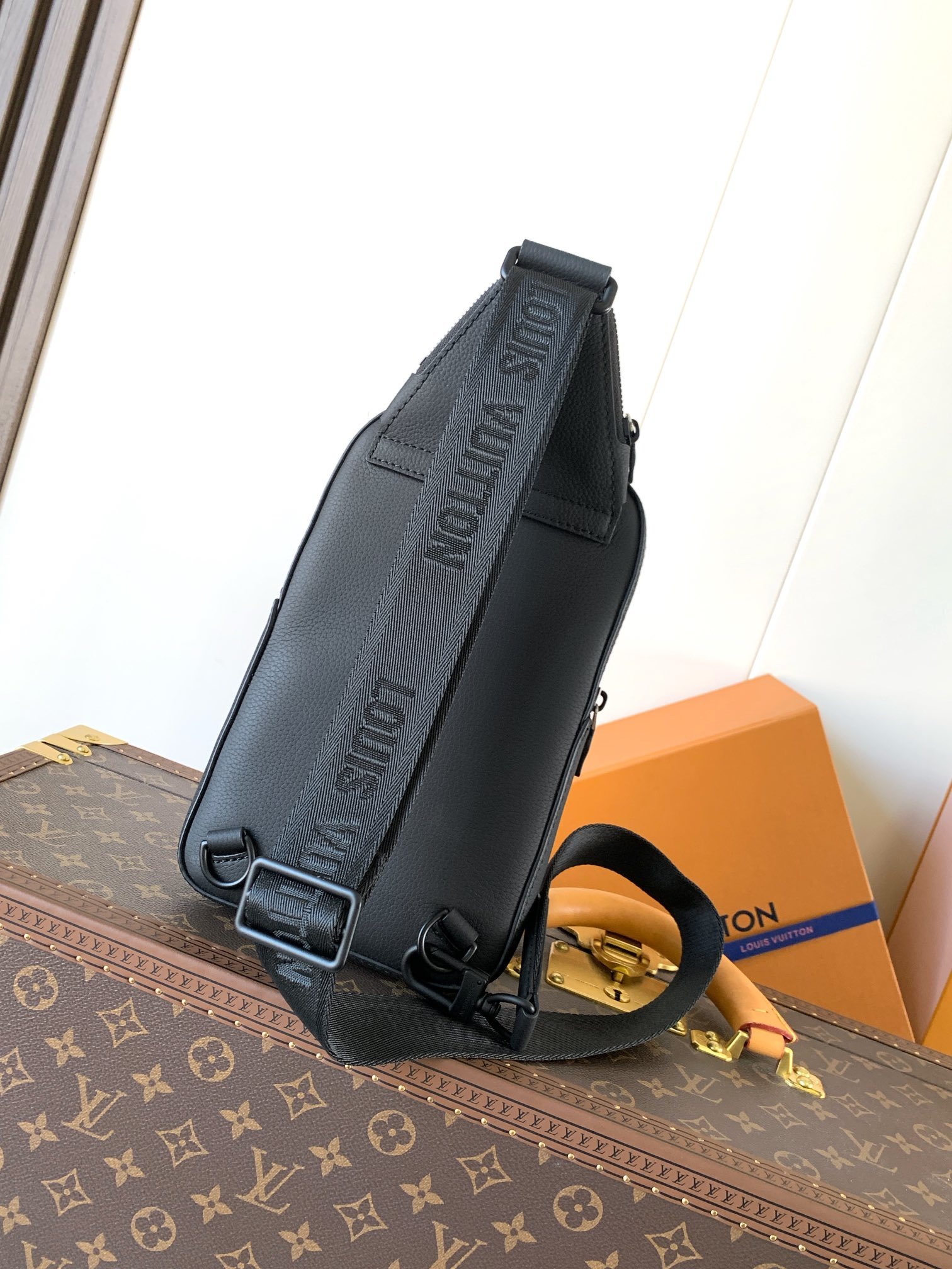M15255黑色 顶级原单 变码芯片163C 兼具优异耐久性和柔韧性的皮革“Avenue Sling B