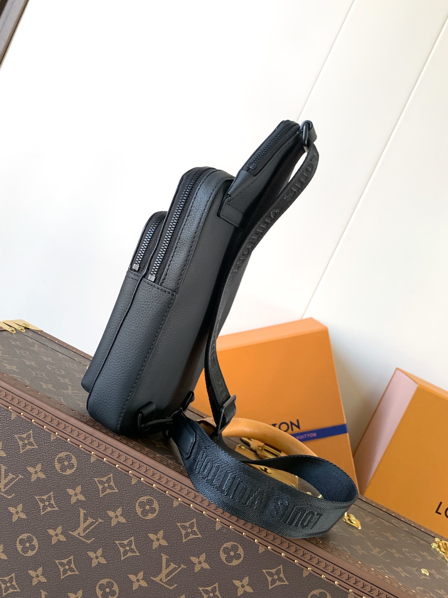 M15255黑色 顶级原单 变码芯片163C 兼具优异耐久性和柔韧性的皮革“Avenue Sling B