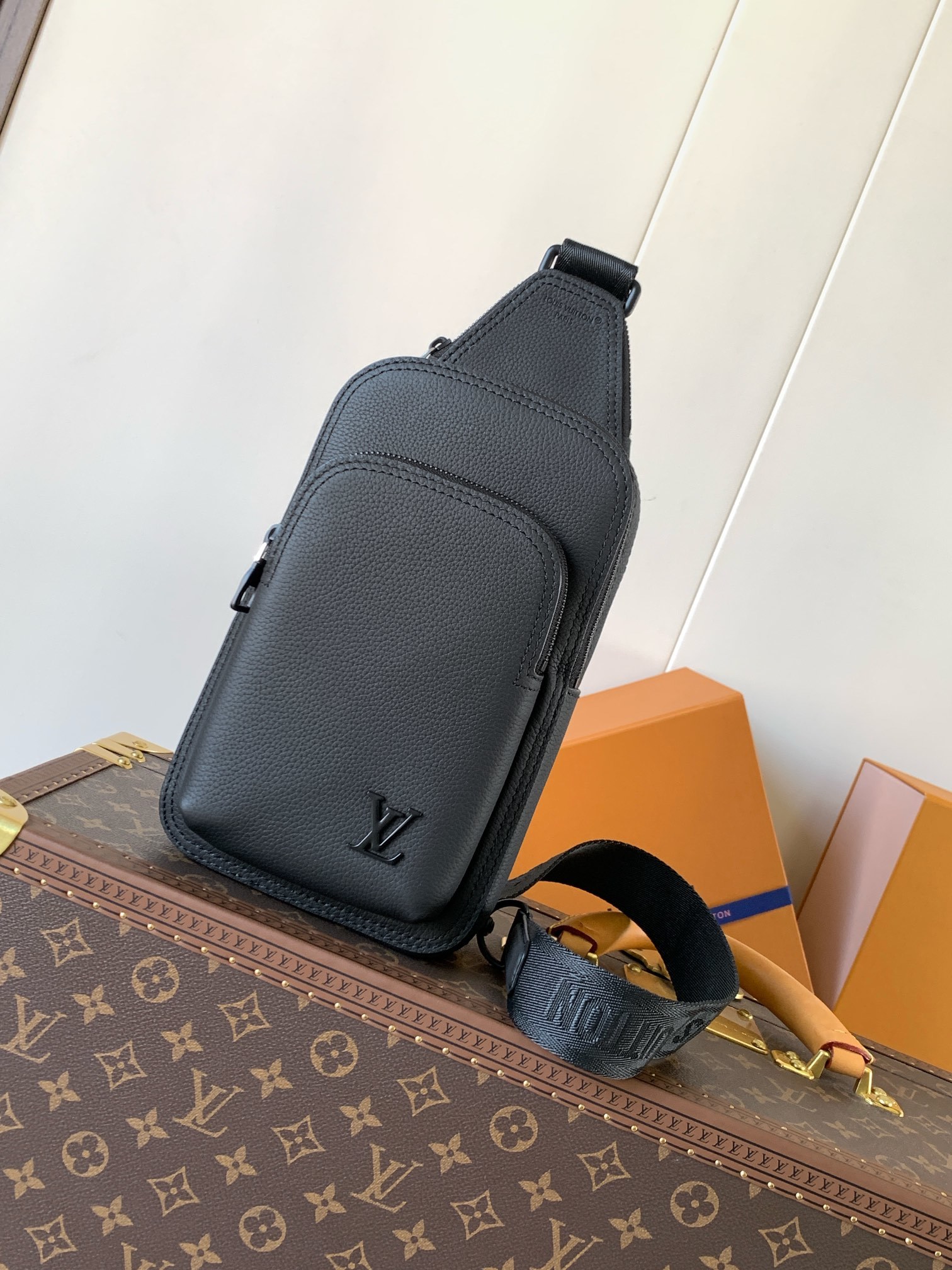 M15255黑色 顶级原单 变码芯片163C 兼具优异耐久性和柔韧性的皮革“Avenue Sling B