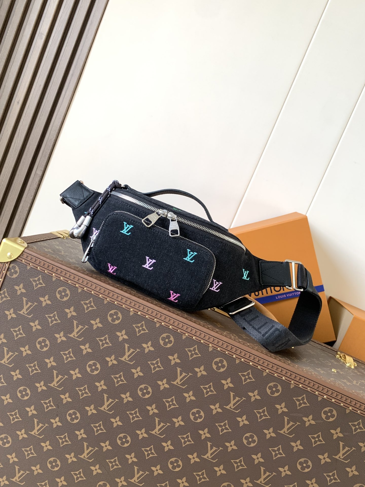 M13961牛仔 顶级原单 变码芯片163C 渐变牛仔刺绣腰包 真的好好看哦。设计融合经典与现代元素，如