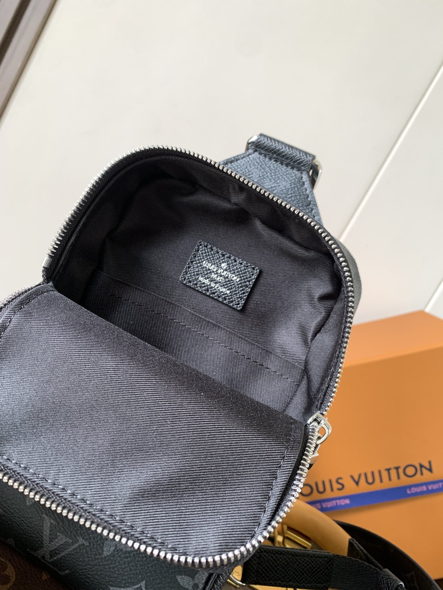 M30741黑花 顶级原单 变码芯片163C OUTDOOR 单肩包Taigarama 系列全新推出此款