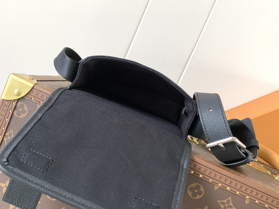 M13963黑色 顶级原单 变码芯片163C 最新款 Bosphore 迷你手袋得名于品牌 2000 年