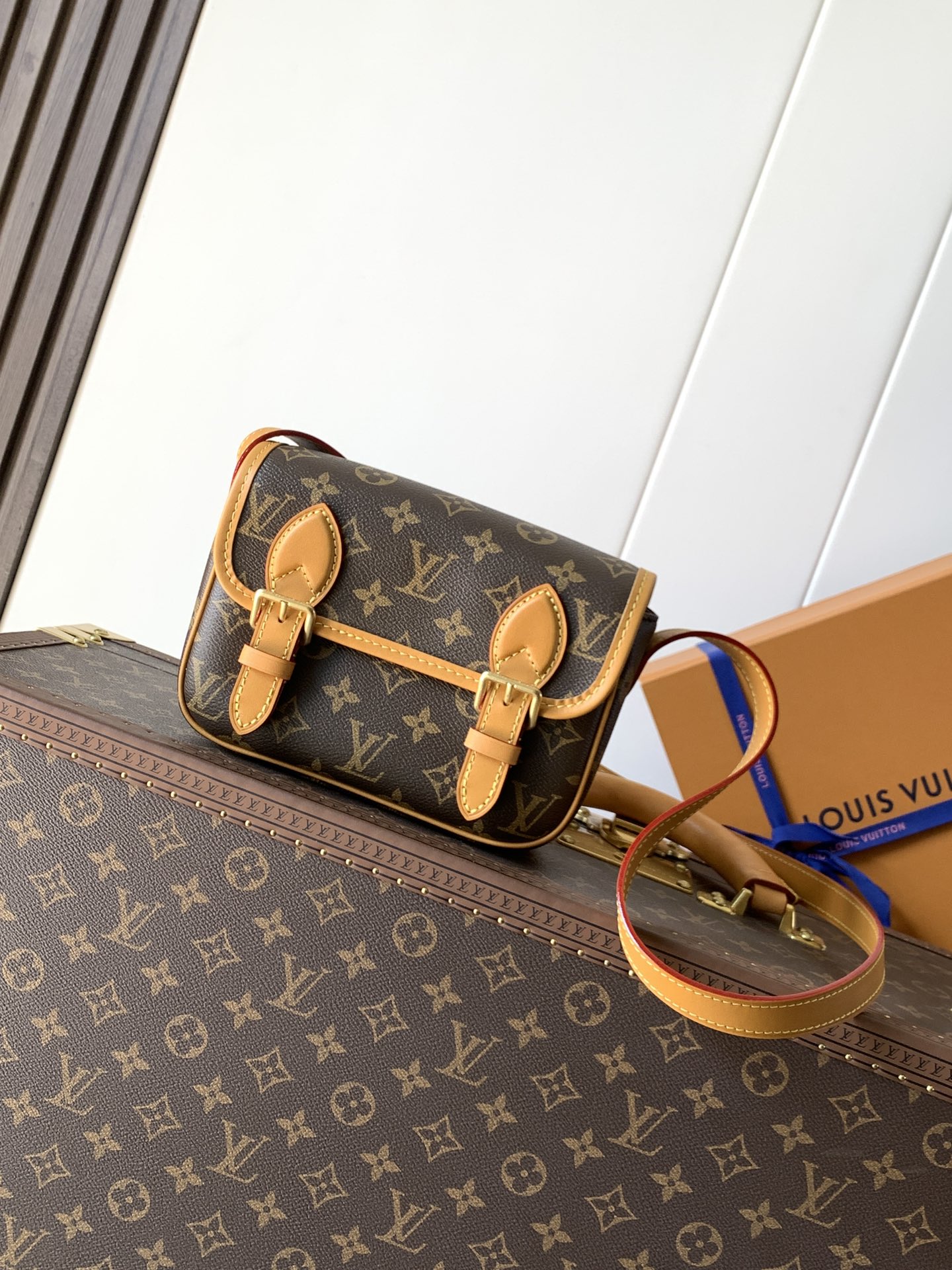 NO:574142,Authentic Grade M26805 Top Original Transcoding Chip 163C This Satchel mini handbag is from the Monogram Archive series. It is made of soft Monogram canvas with distressed leather trim and dazzling metal parts. The mini messenger bag is configured to accommodate daily necessities such as mobile phones and wallets. The adjustable shoulder strap ensures comfortable shoulder or cross-body wear. 15x6x 19.5 cm (height x width x length) Monogram  Coated canvas, leather trim, fabric lining, metal hardware, magnetic buckle closure. Shoulder strap: non-detachable, adjustable. Half-length of the strap: 38.5 cm. Half-length of the strap is adjustable to: 51.0 cm. Authentic grade LV, louis vuitton, cowhide19860909正品级  M26805 顶级原单 变码芯片163C 本款 Satchel 迷你手袋出自Monogram Archive系列,为柔软 Monogram 帆布包身搭配做旧皮革饰边和耀目金属件.迷你邮差包构型可容纳手机及钱夹等日常用品.可调节肩带确保舒适肩背或斜跨. 15x6x 19.5 厘米(高x宽x长度) Monogram 涂层帆布牛皮革饰边织物内衬金属件磁扣开合 肩带:不可拆卸,可调节包带半长:38.5厘米 包带半长可调至:51.0厘米,正品级LV,louis vuitton,cowhide,Bag