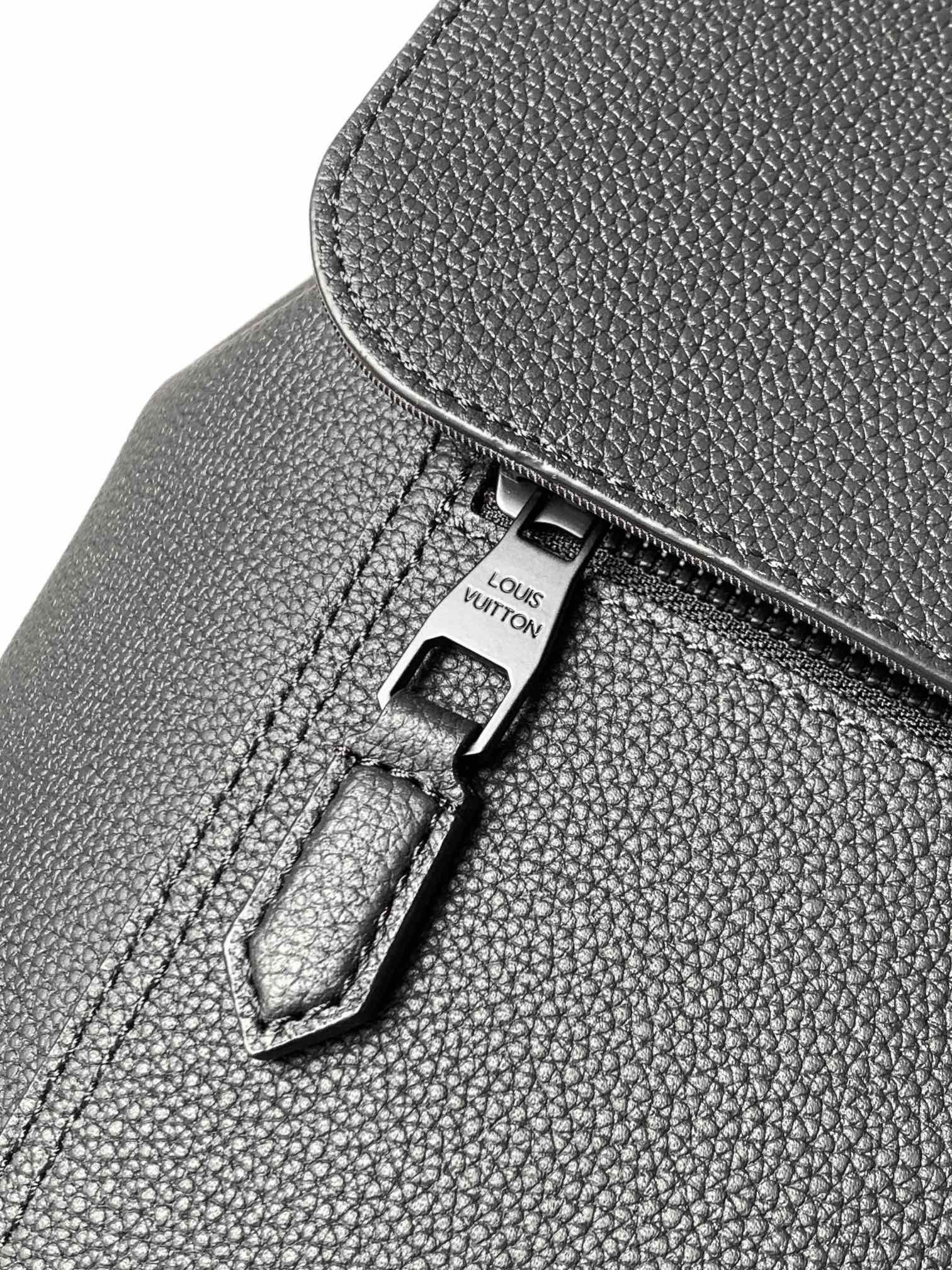 Louis Vuitton Fastline 双肩包取材柔软耐磨的蜡面牛皮革 以粒面纹理和压纹 LV 字母打造摩登商务之选