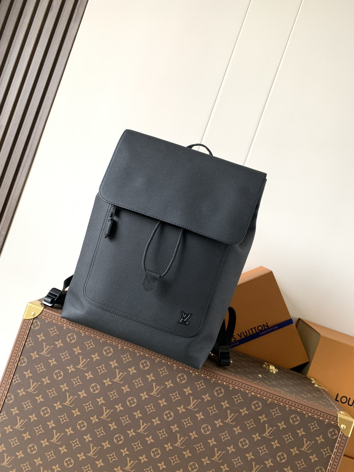 Louis Vuitton Fastline 双肩包取材柔软耐磨的蜡面牛皮革 以粒面纹理和压纹 LV 字母打造摩登商务之选