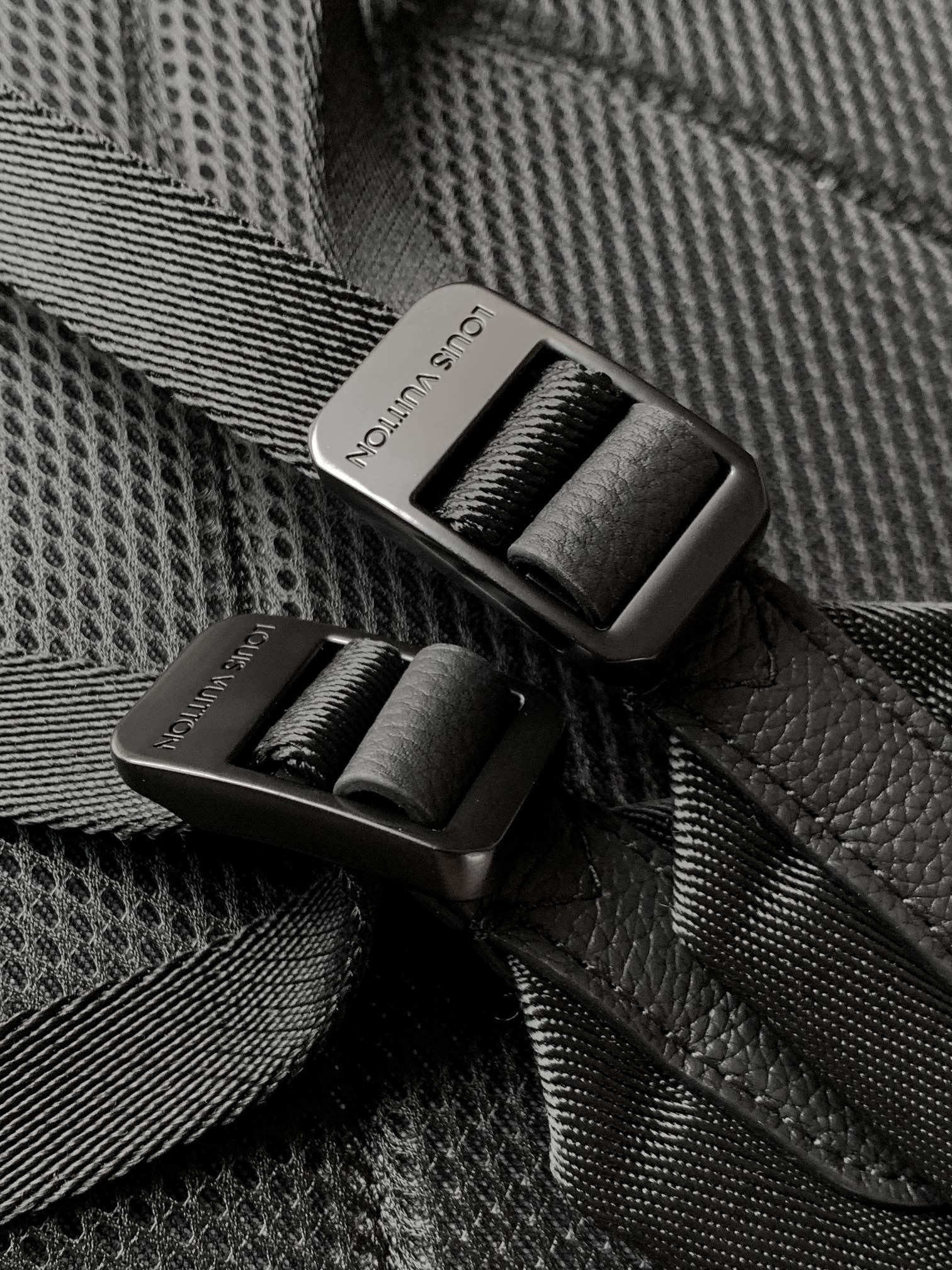 Louis Vuitton Fastline 双肩包取材柔软耐磨的蜡面牛皮革 以粒面纹理和压纹 LV 字母打造摩登商务之选