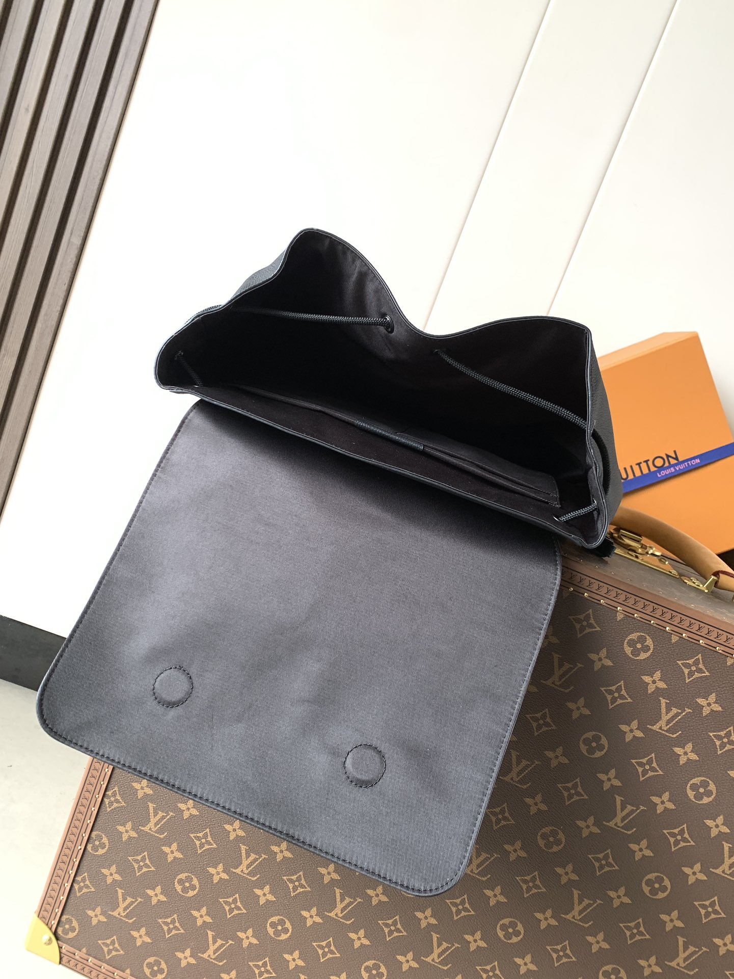 Louis Vuitton Fastline 双肩包取材柔软耐磨的蜡面牛皮革 以粒面纹理和压纹 LV 字母打造摩登商务之选