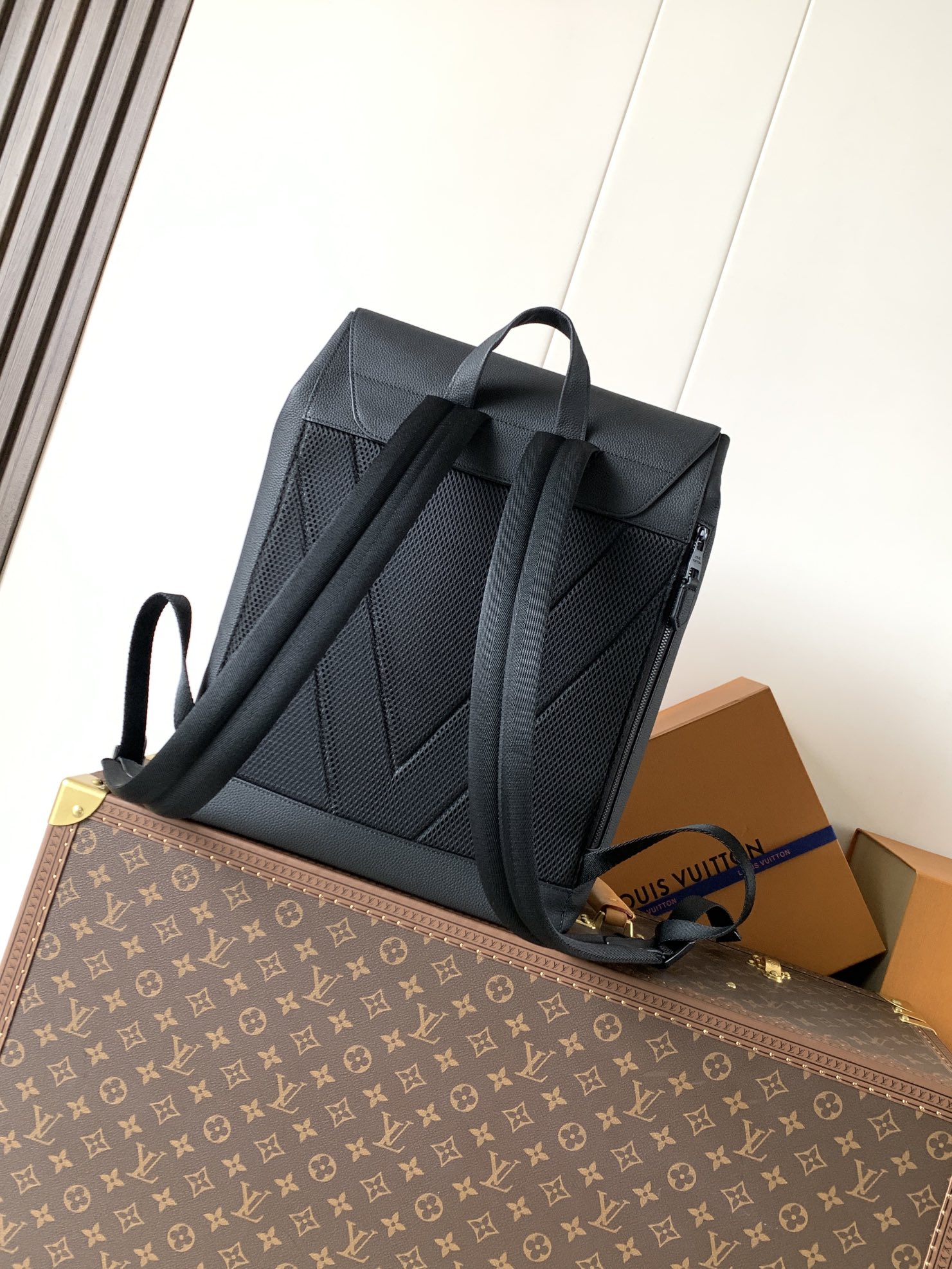 Louis Vuitton Fastline 双肩包取材柔软耐磨的蜡面牛皮革 以粒面纹理和压纹 LV 字母打造摩登商务之选
