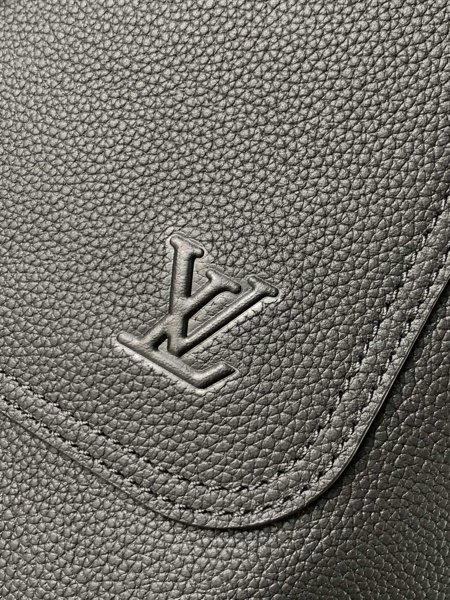 Louis Vuitton Fastline 双肩包取材柔软耐磨的蜡面牛皮革 以粒面纹理和压纹 LV 字母打造摩登商务之选
