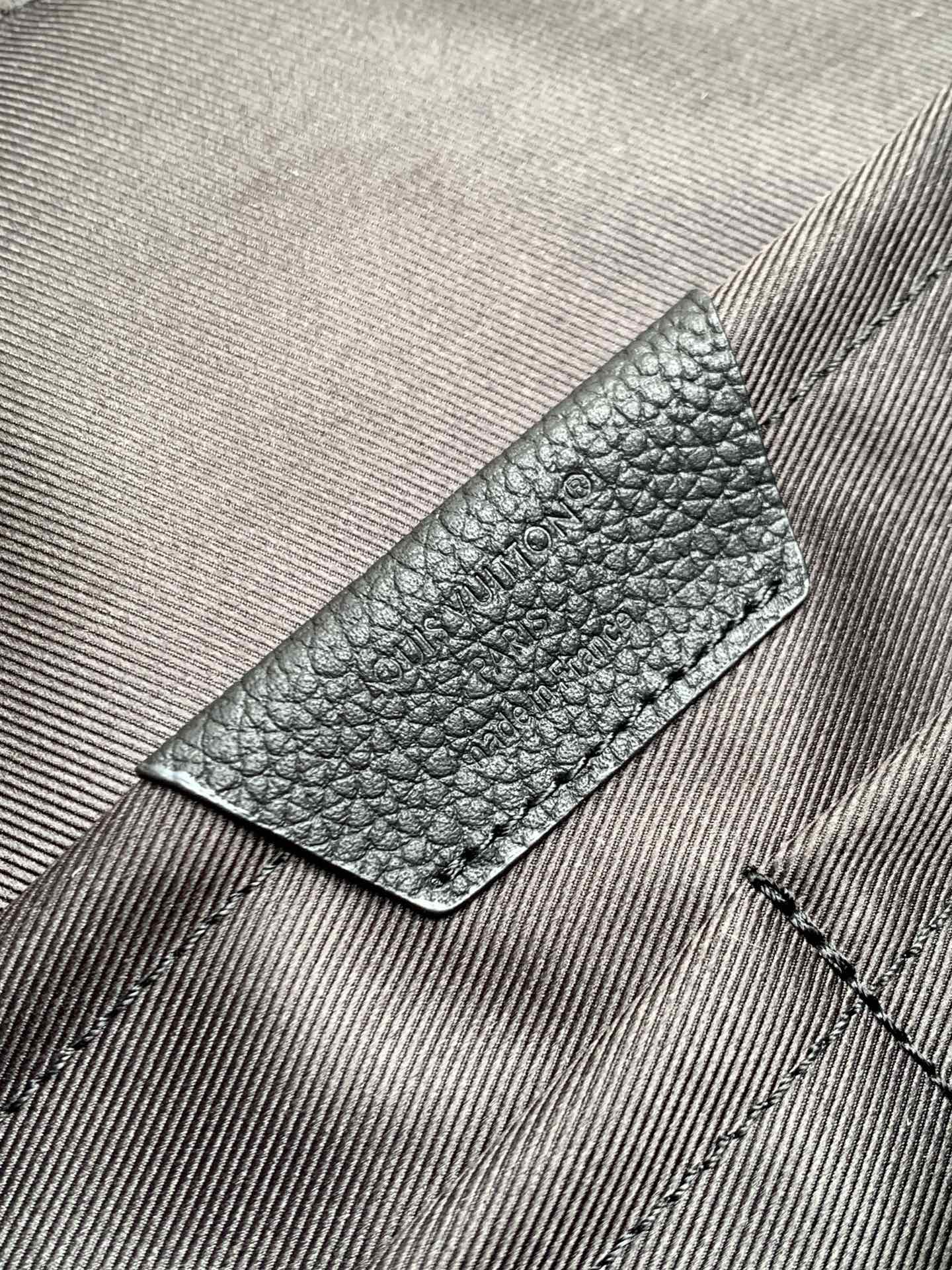 Louis Vuitton Fastline 双肩包取材柔软耐磨的蜡面牛皮革 以粒面纹理和压纹 LV 字母打造摩登商务之选